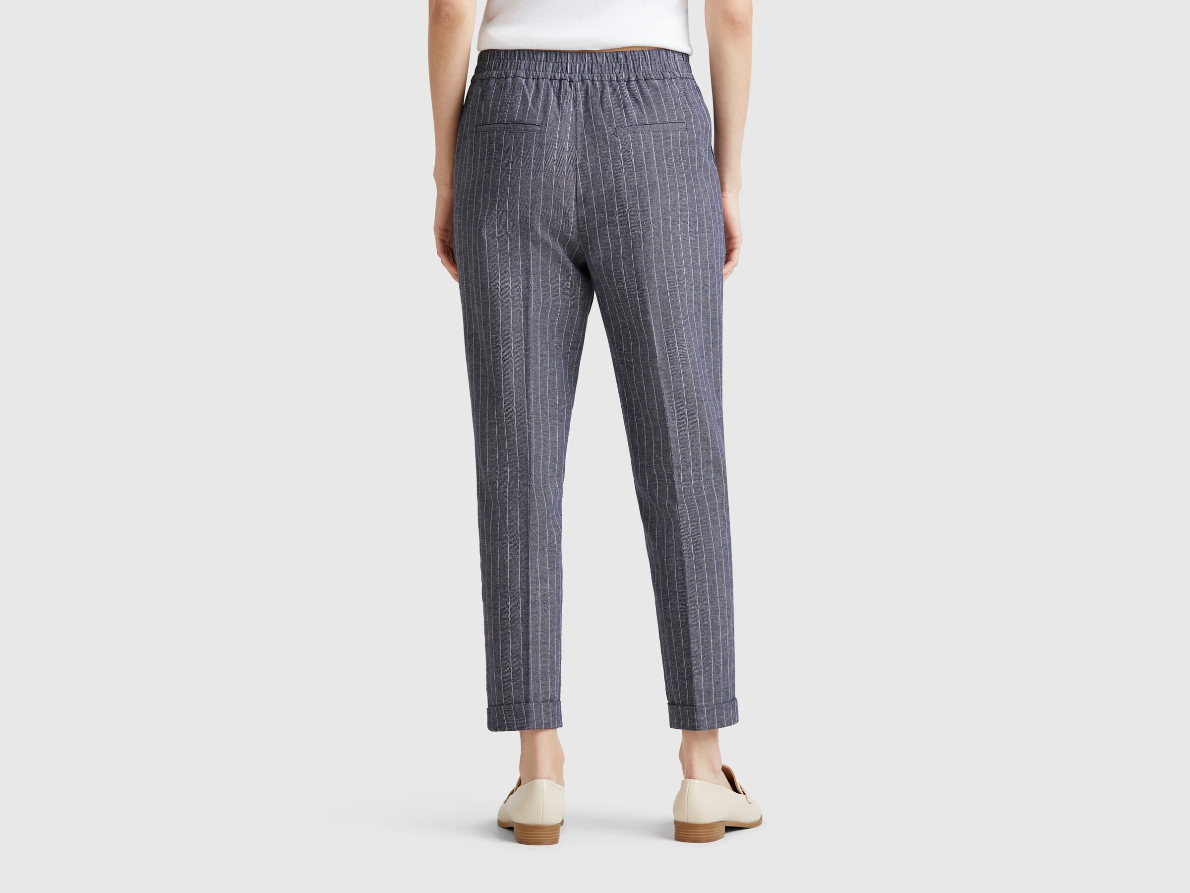 Pantalon coupe classique à fines rayures – Image 2