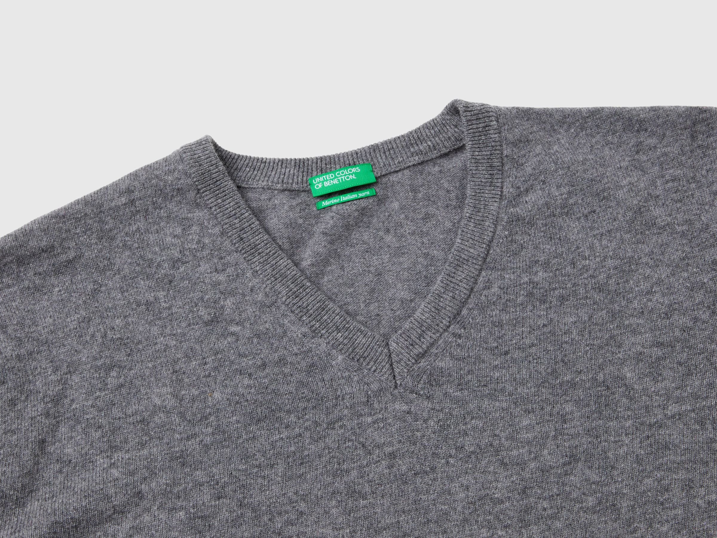 Pull gris foncé à col en V en pure laine mérinos – Image 6