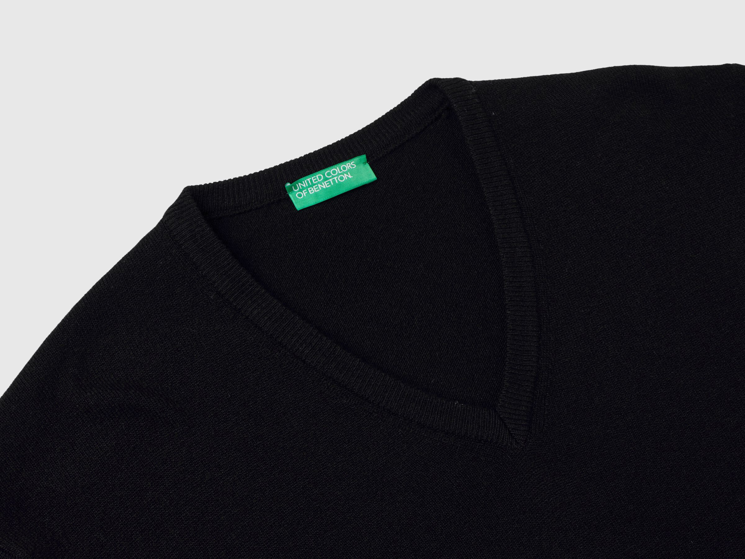 Pull noir à col en V en pure laine mérinos – Image 6