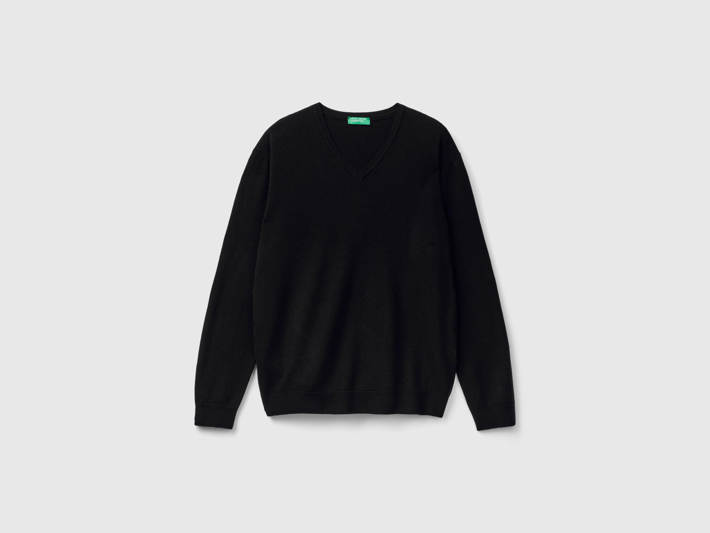 Pull noir à col en V en pure laine mérinos – Image 4