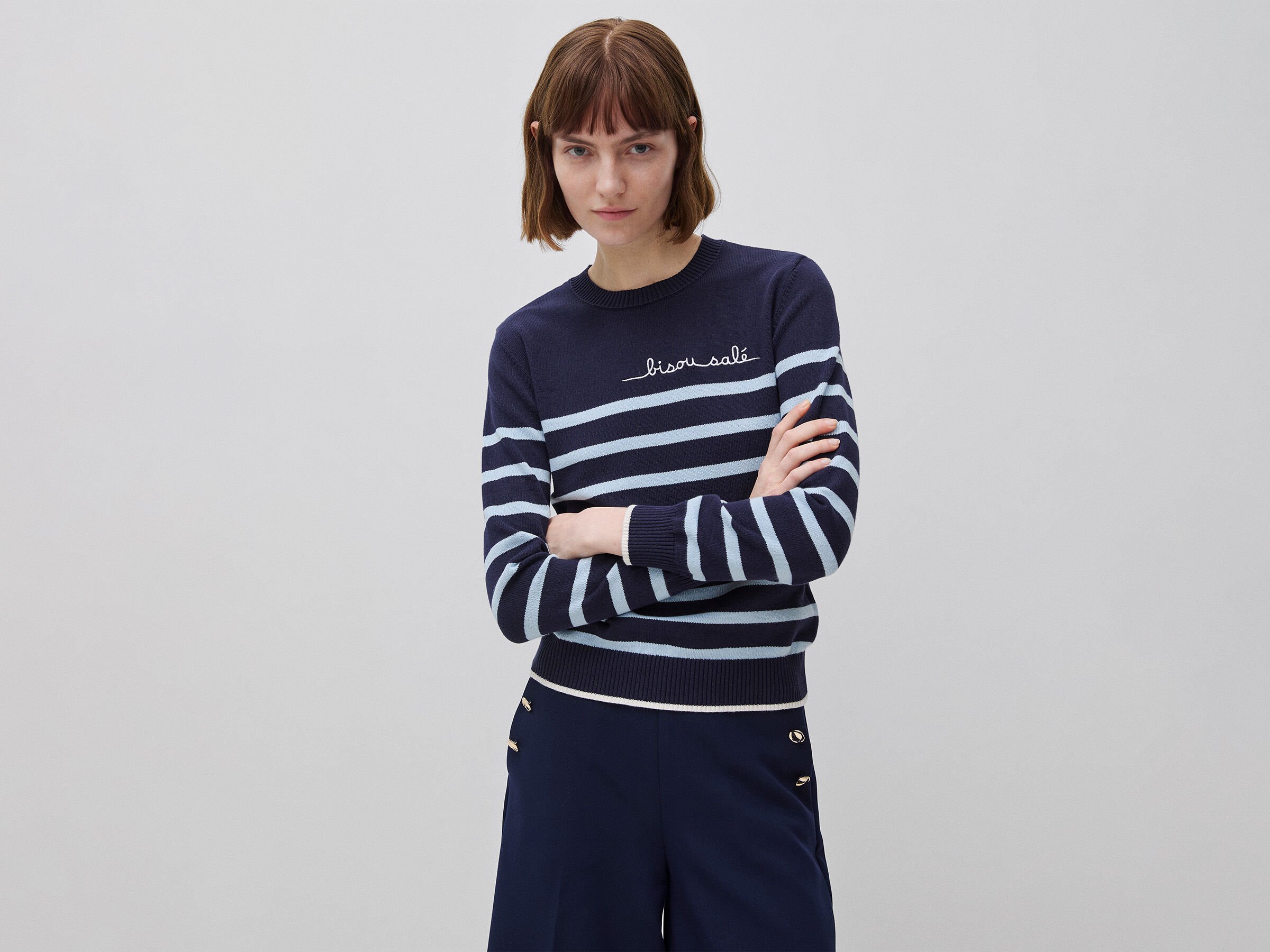 Pull rayé avec inscription brodée Pull rayé avec inscription brodée