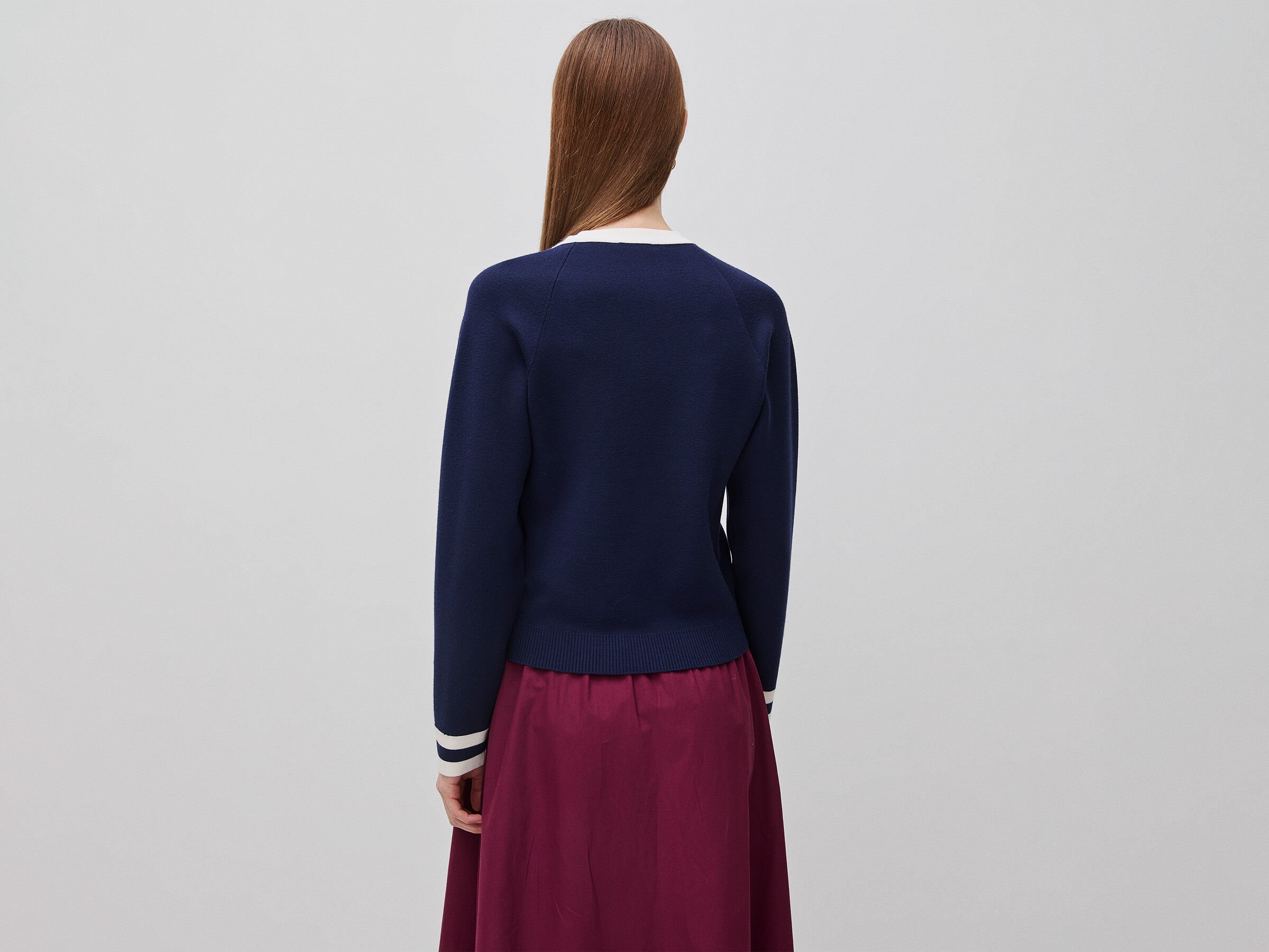 Pull à col en V à coupe carrée – Image 2