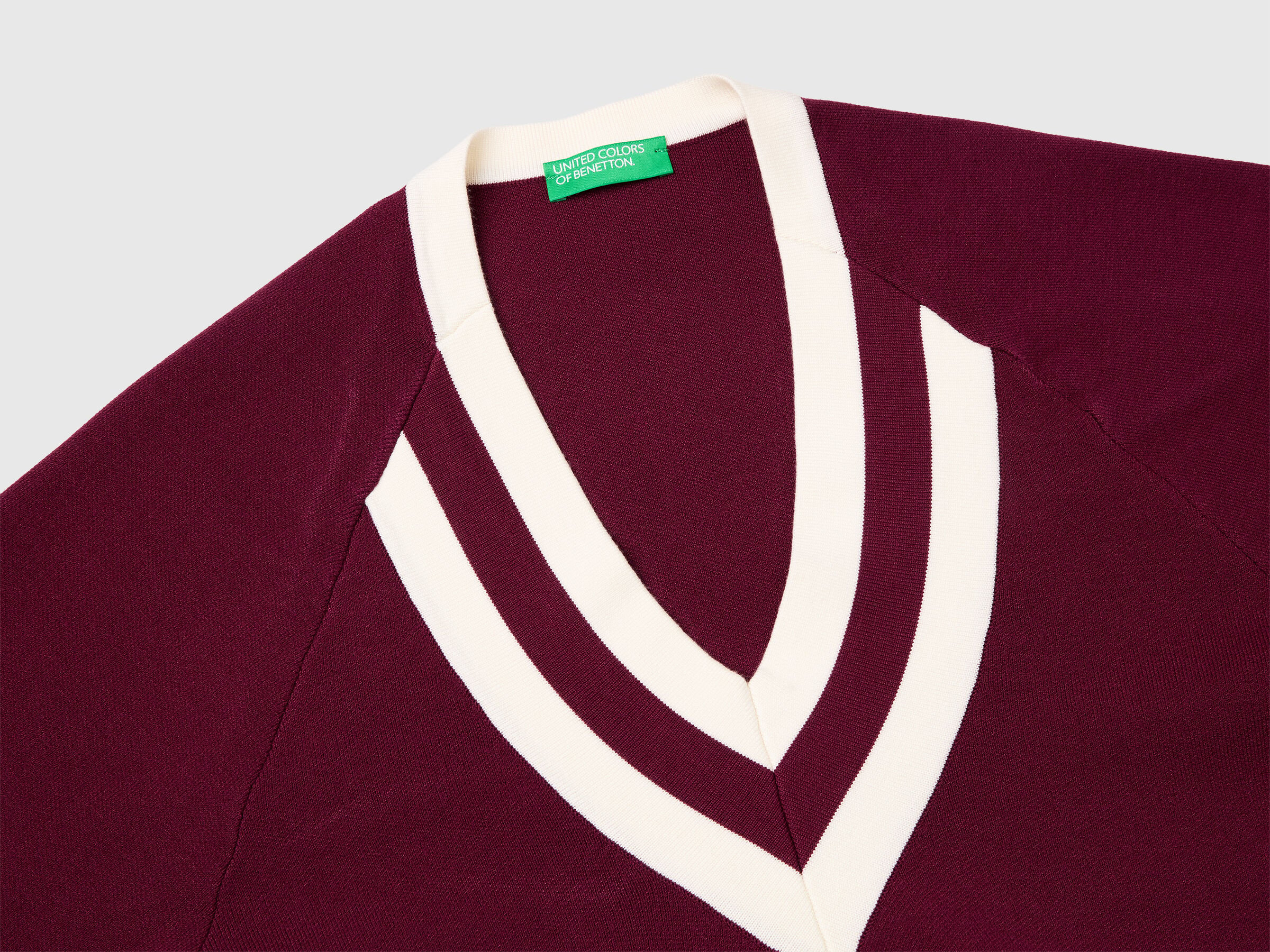 Pull à col en V à coupe carrée – Image 3