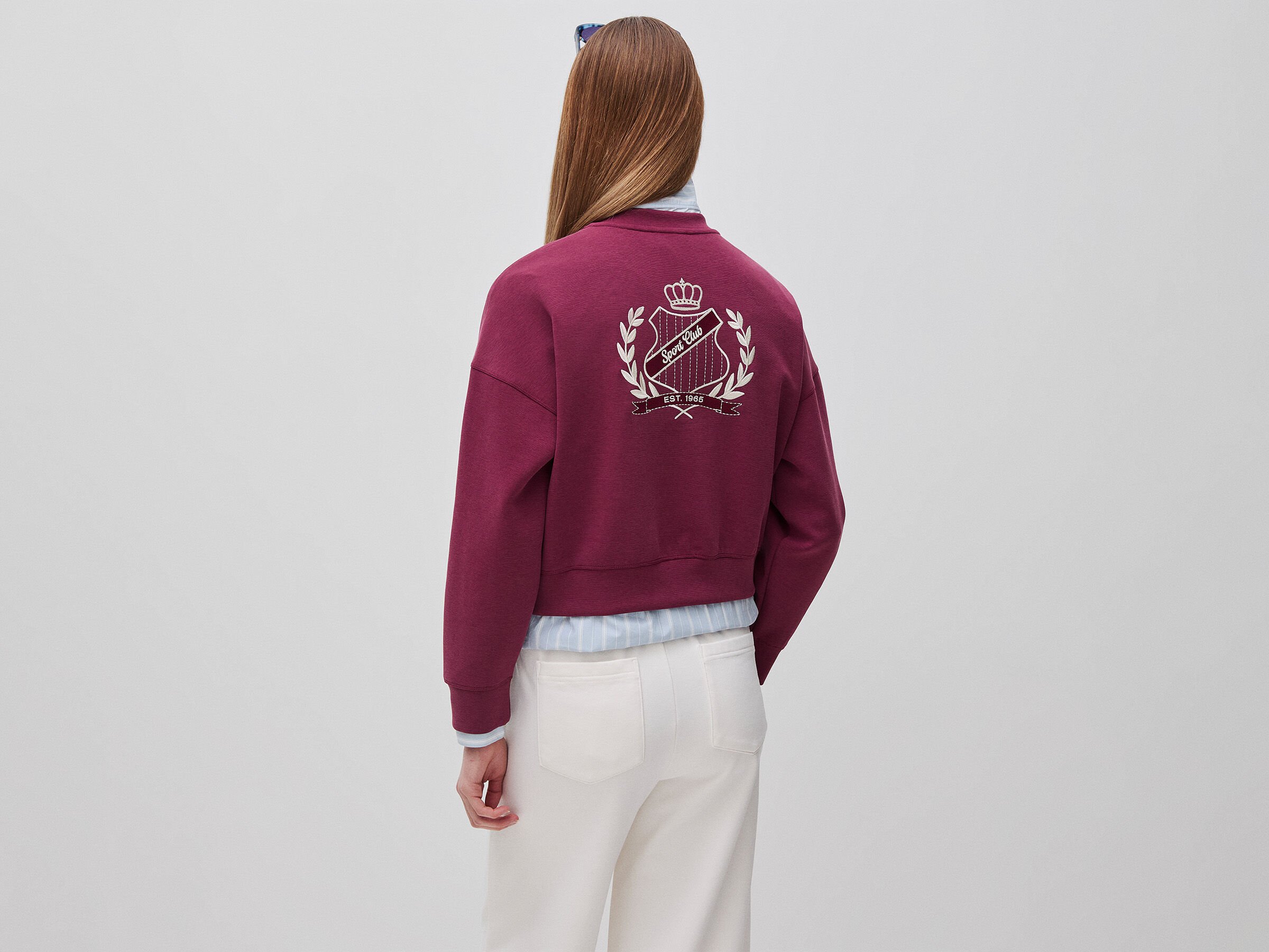 Sweat-shirt à coupe carrée avec écusson au dos – Image 2