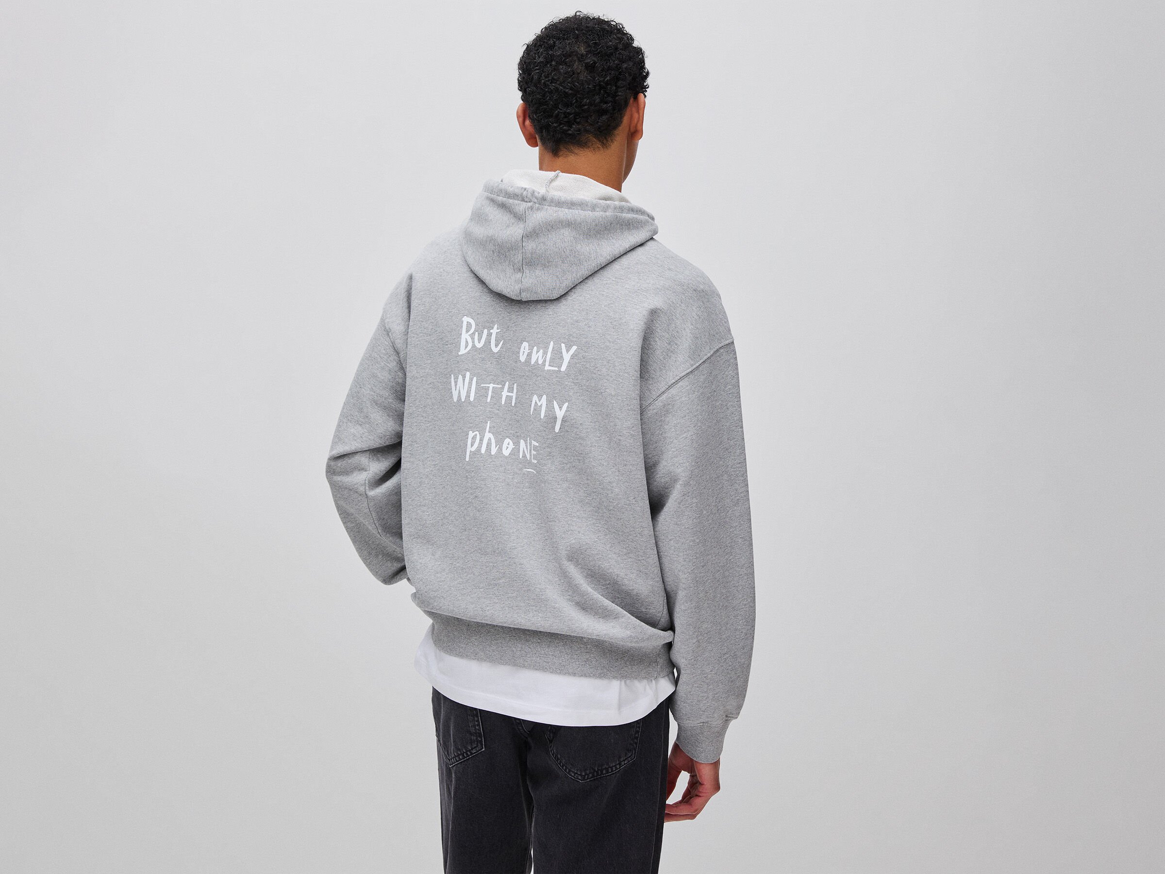 Sweat à capuche imprimé avec slogan – Image 2