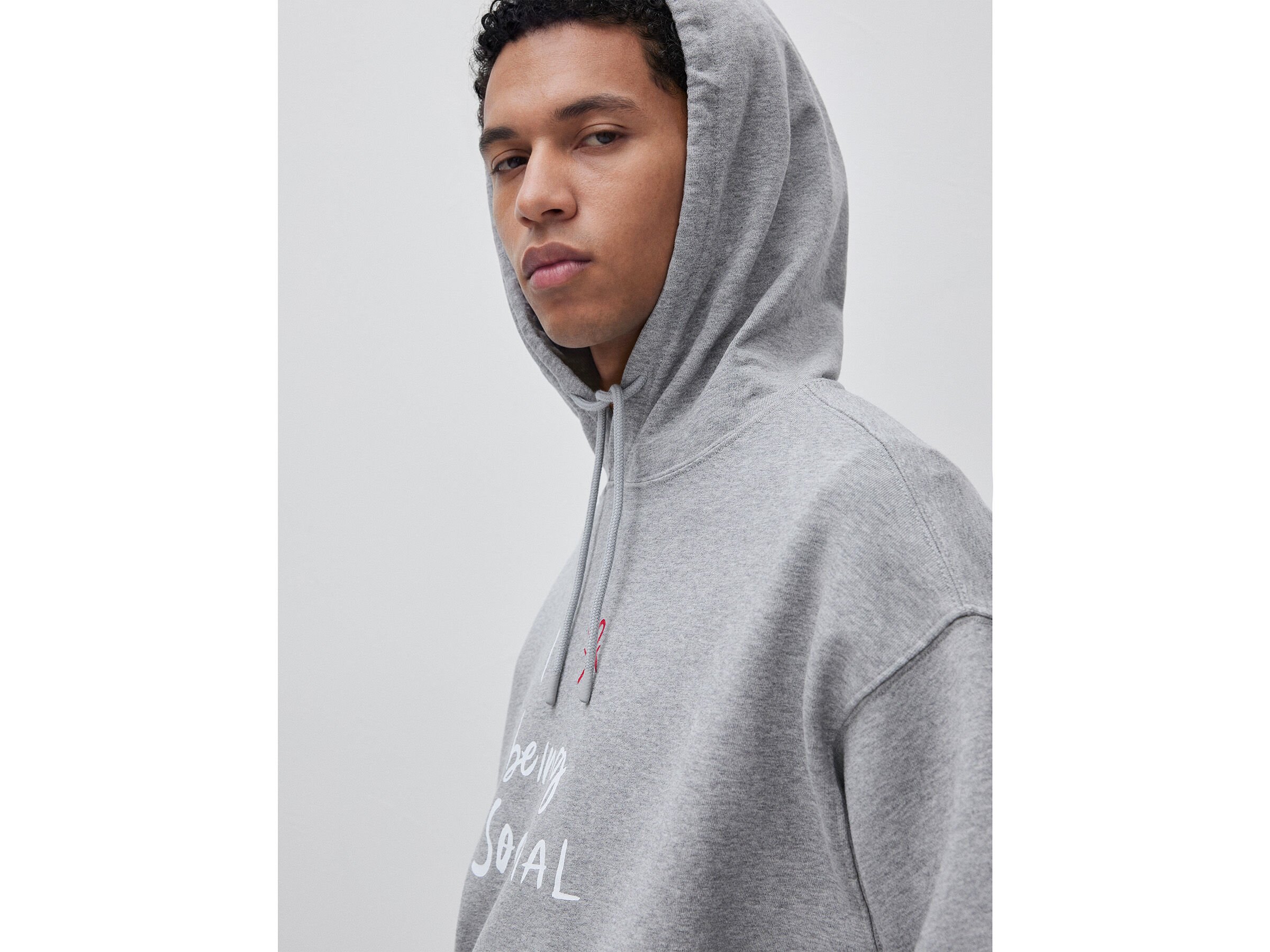 Sweat à capuche imprimé avec slogan – Image 4