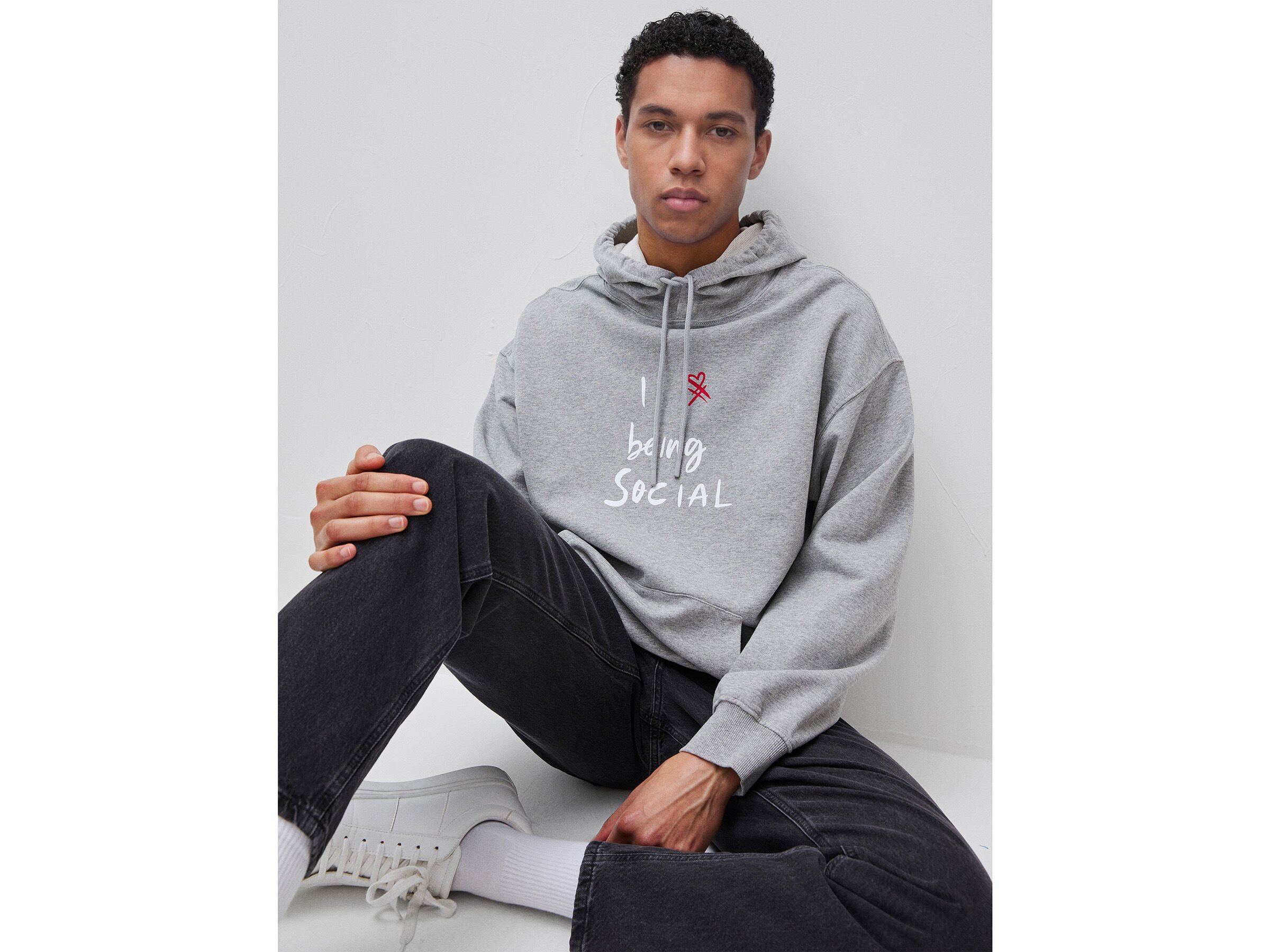 Sweat à capuche imprimé avec slogan – Image 3