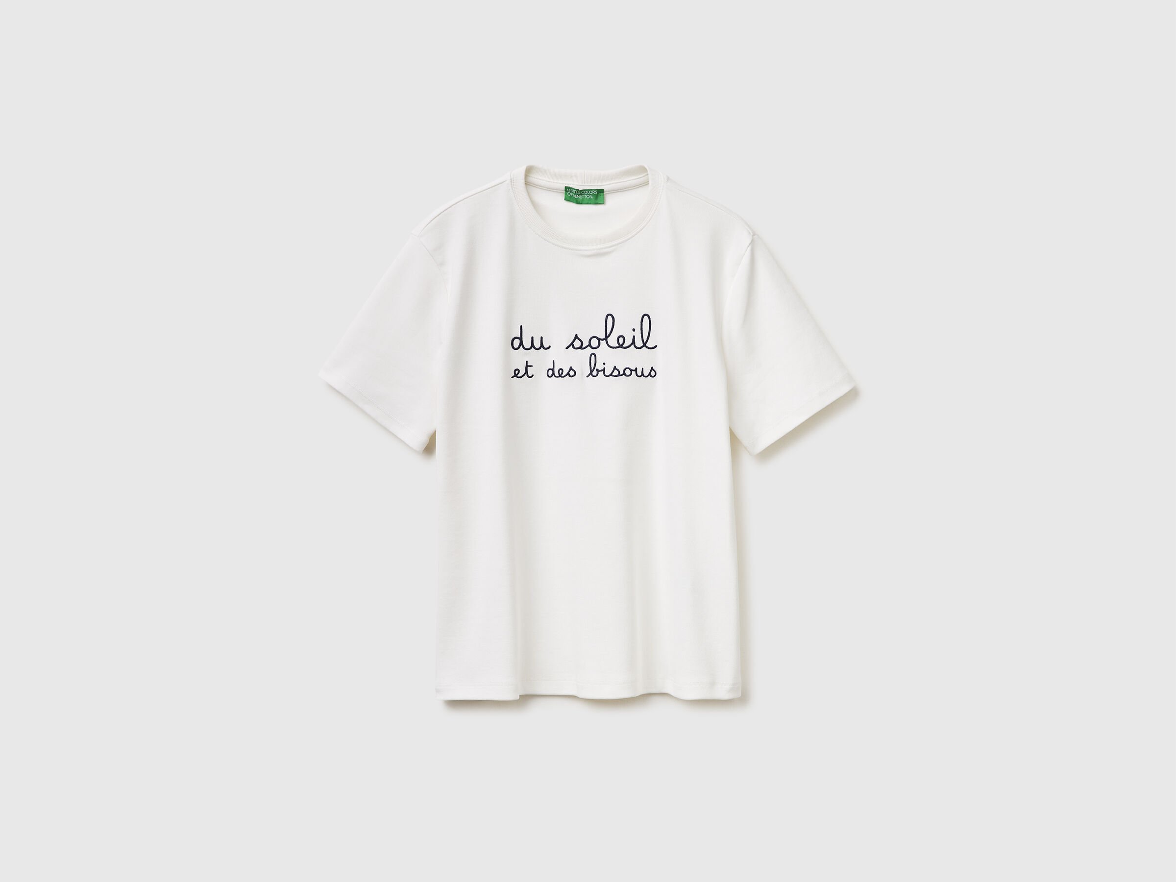 T-shirt avec inscription brodée T-shirt avec inscription brodée
