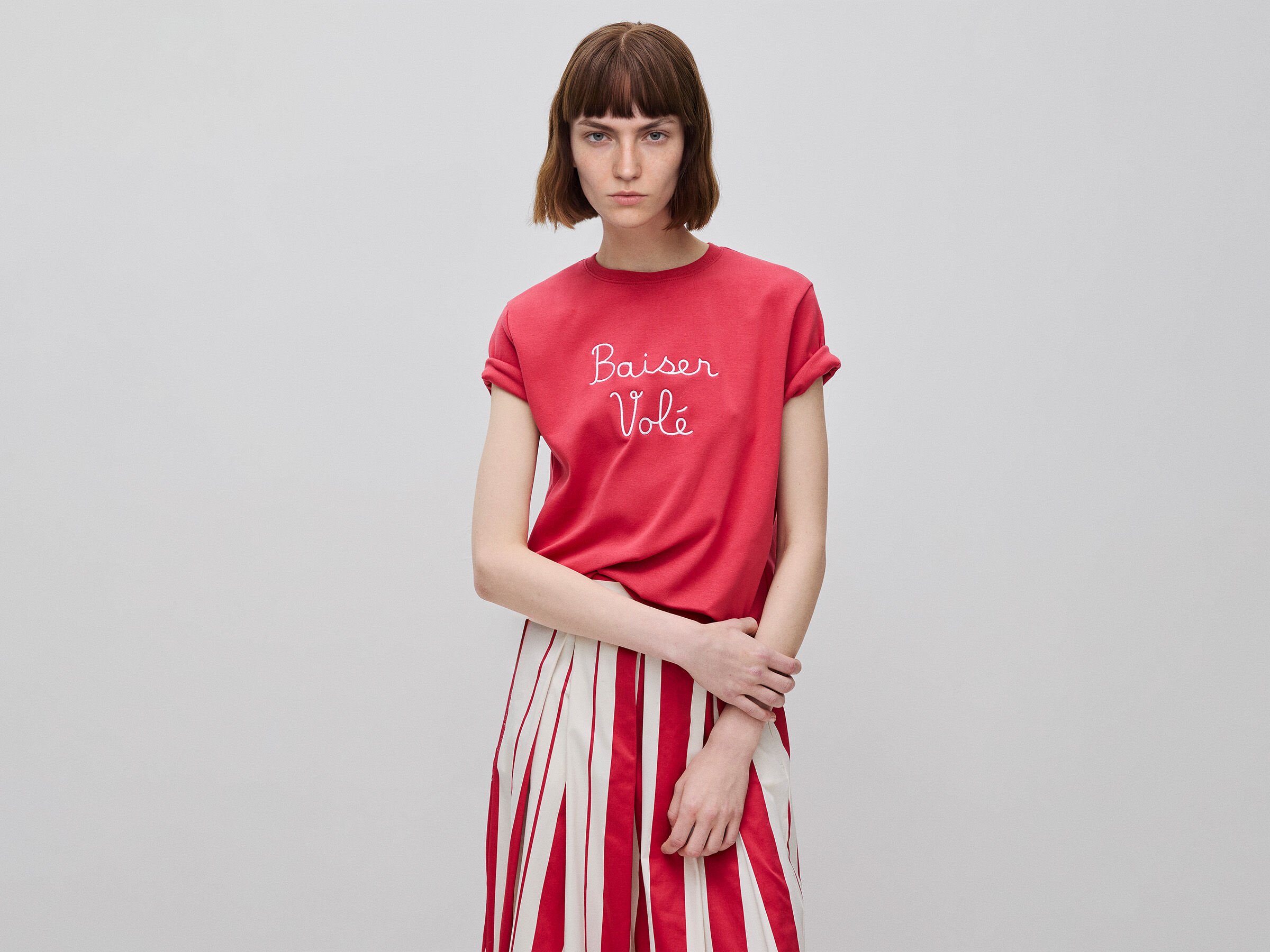T-shirt avec inscription brodée T-shirt avec inscription brodée