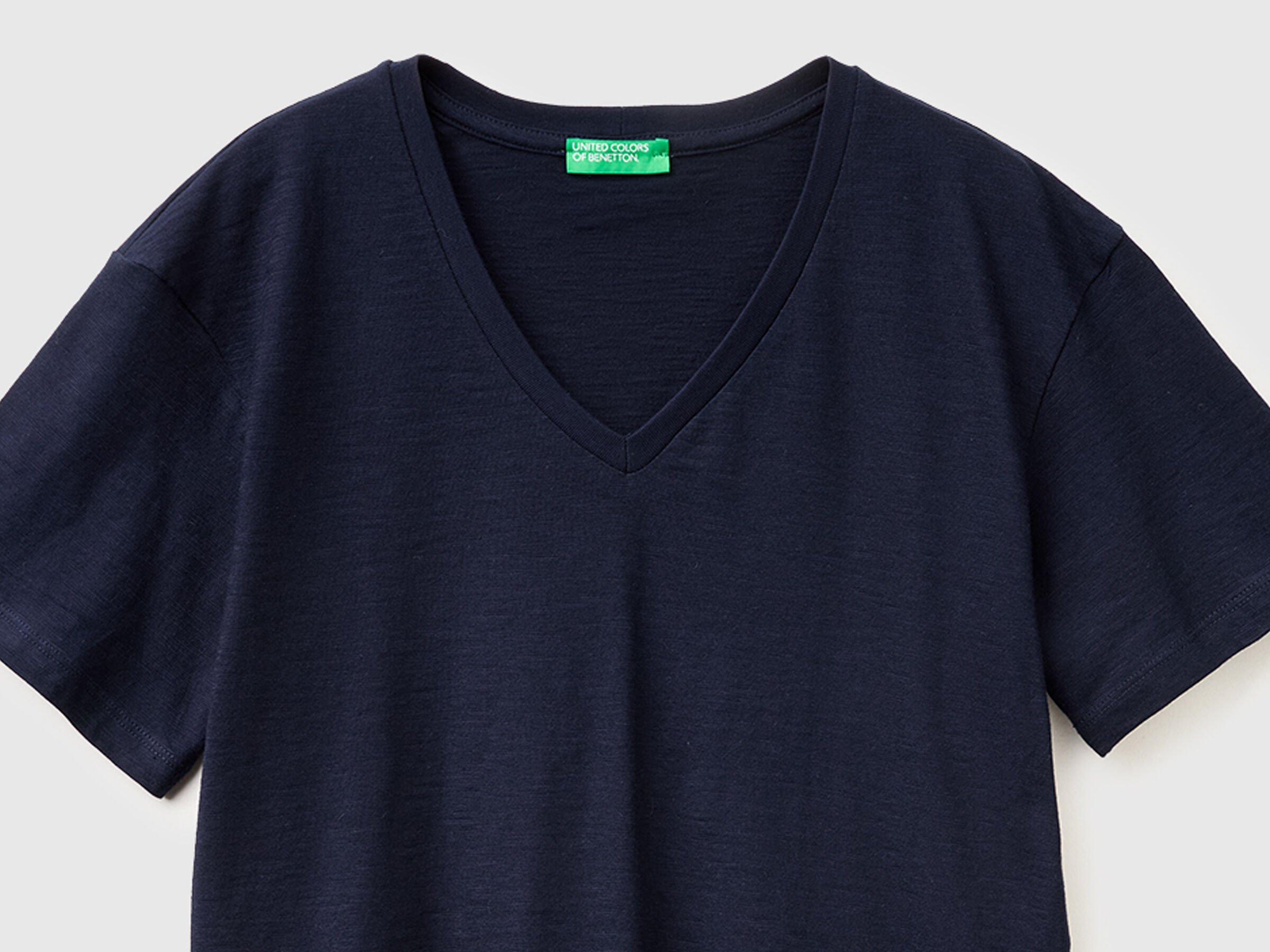 T-shirt léger en coton à col en V – Image 3