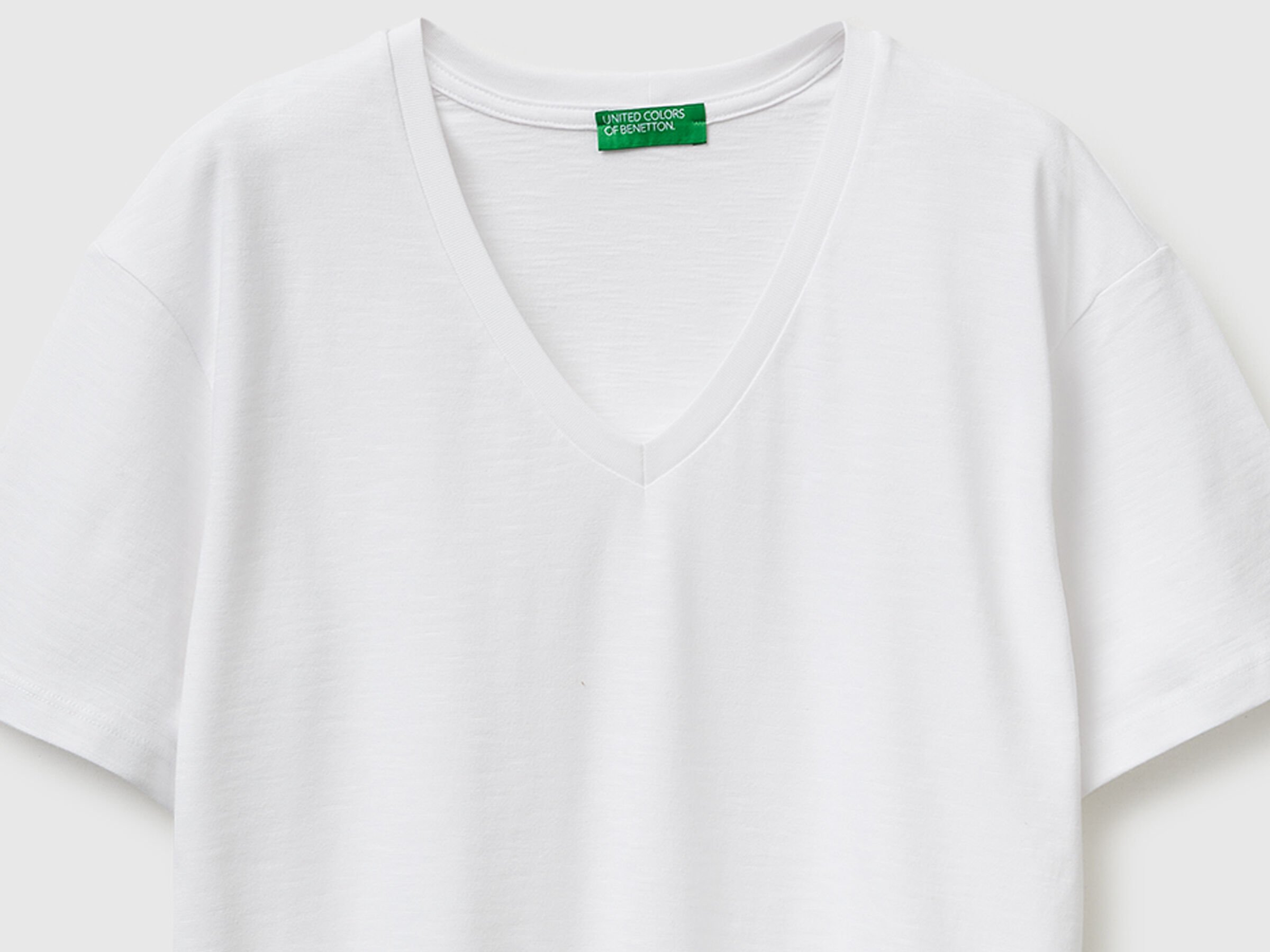 T-shirt léger en coton à col en V – Image 3