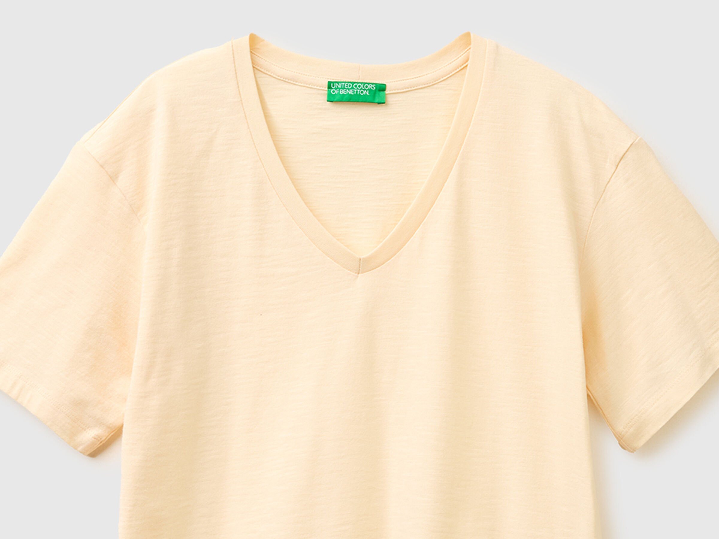 T-shirt léger en coton à col en V – Image 3
