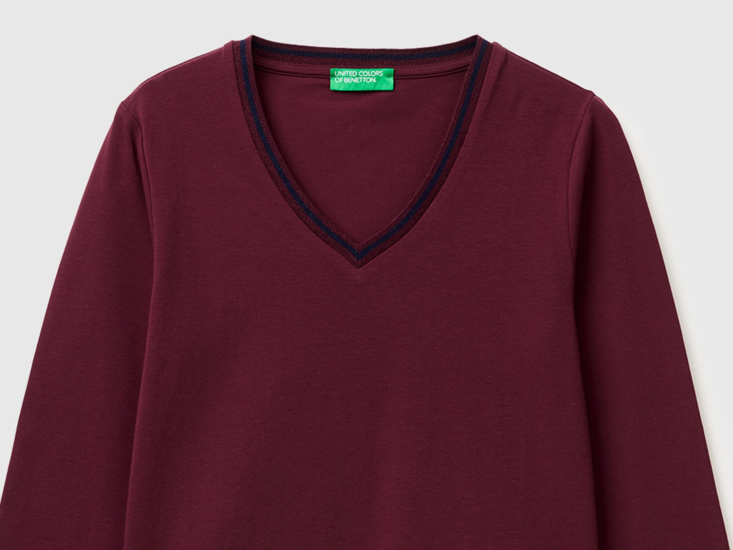 T-shirt ajusté à col en V – Image 3