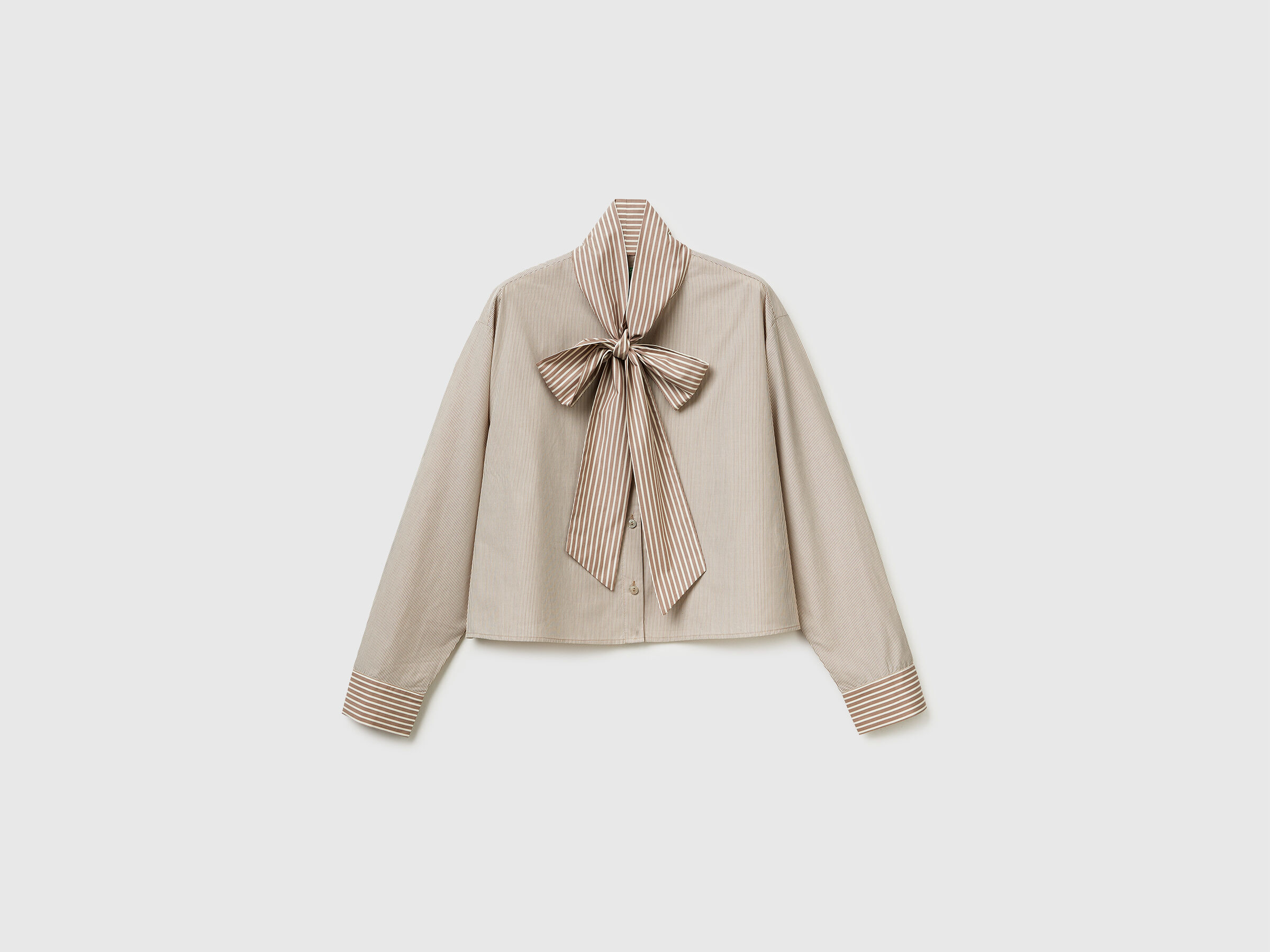 Chemise courte rayée avec nœud Chemise courte rayée avec nœud