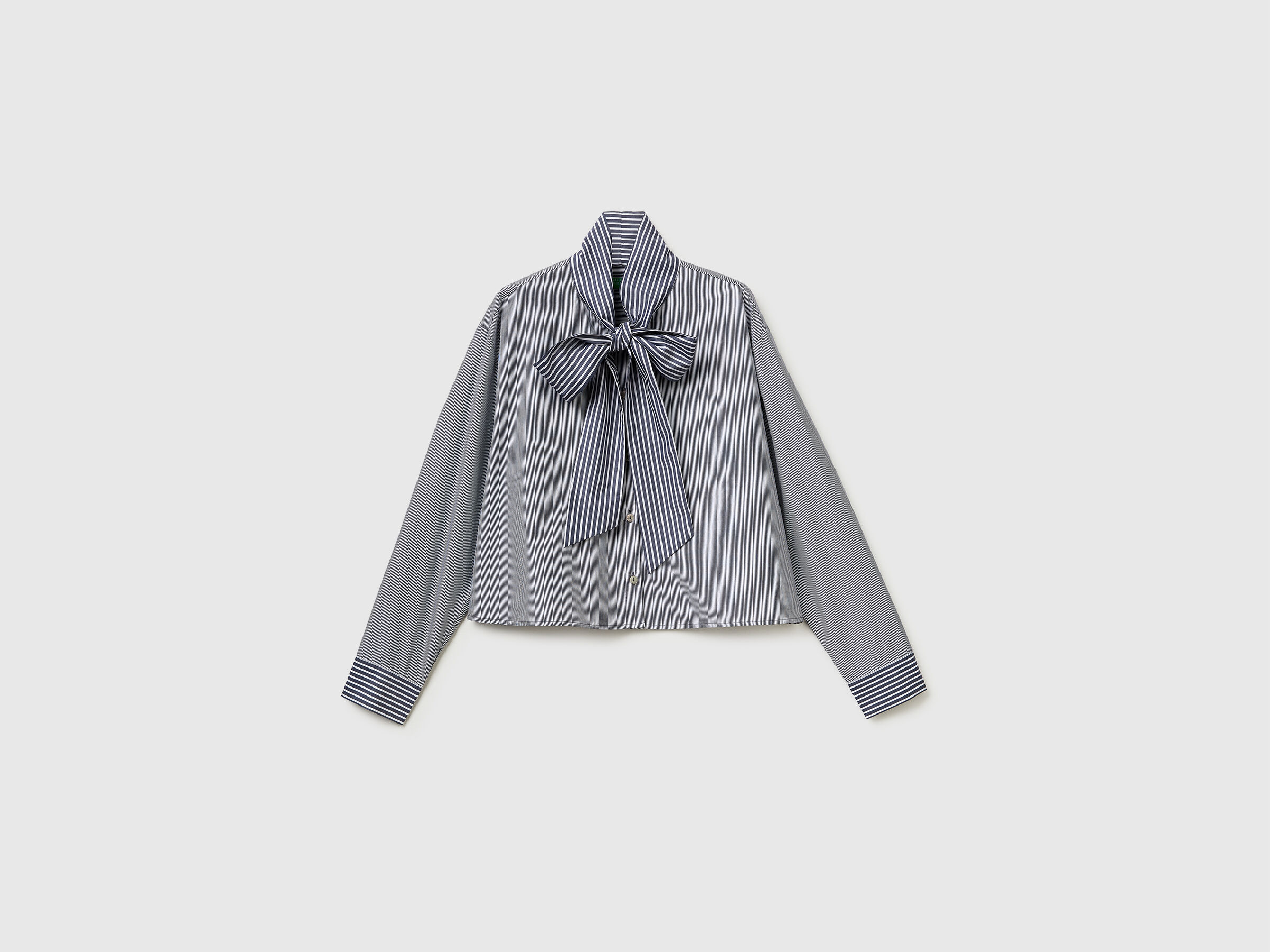 Chemise courte rayée avec nœud Chemise courte rayée avec nœud