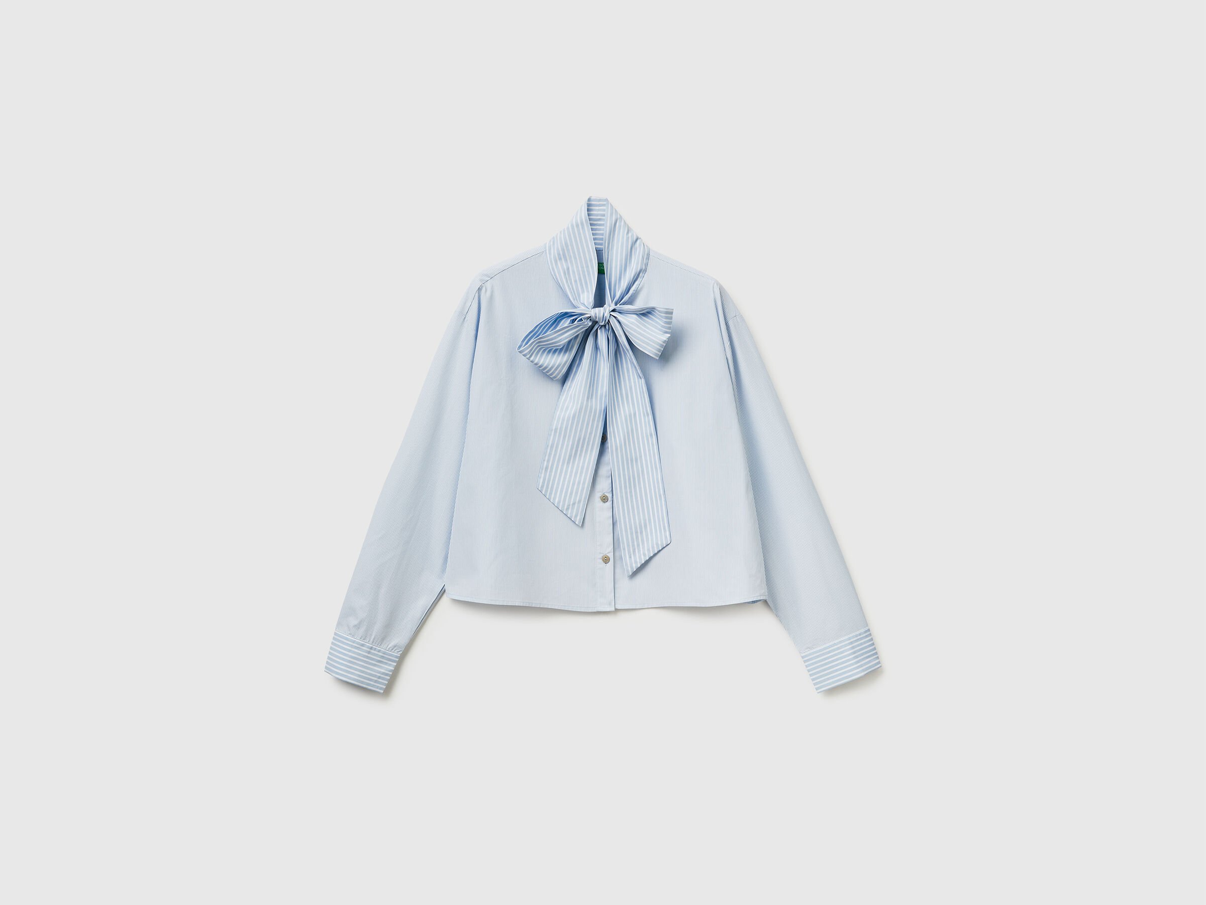 Chemise courte rayée avec nœud Chemise courte rayée avec nœud