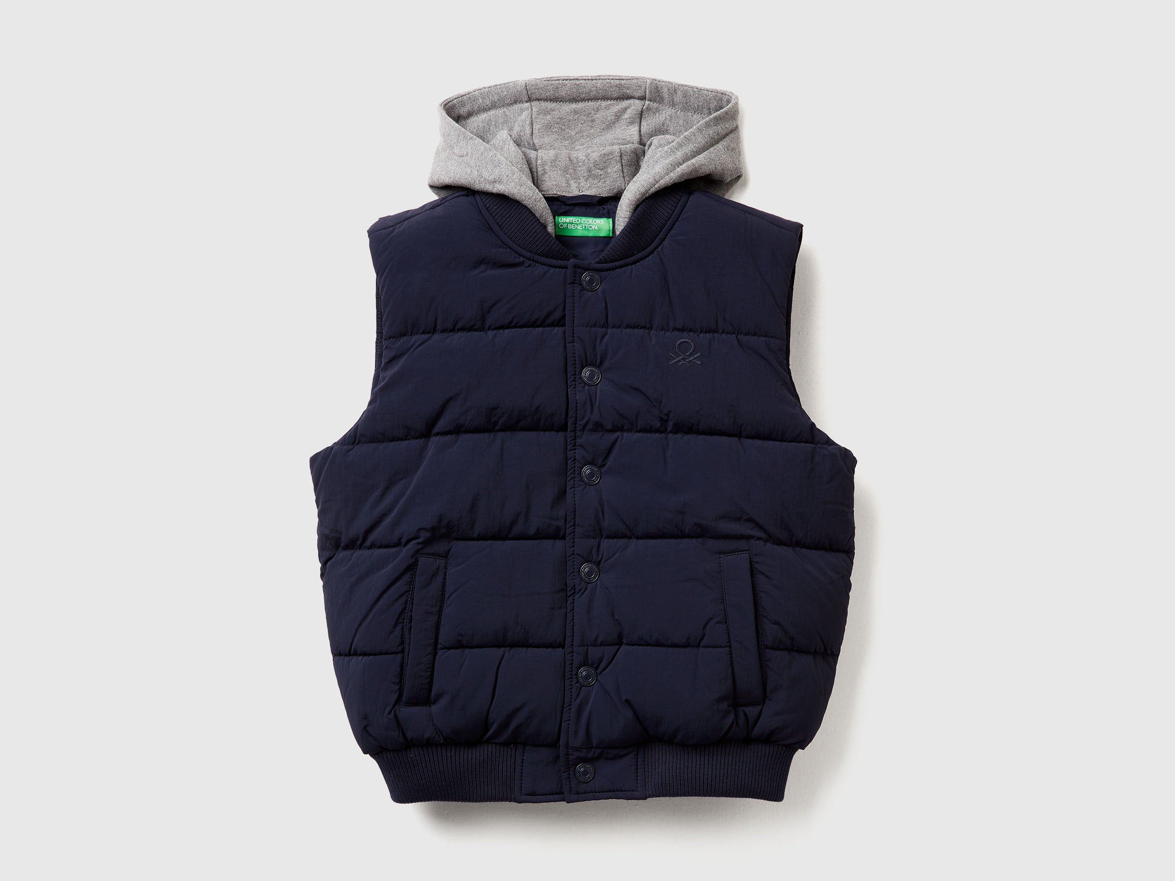 Gilet rembourré avec capuche amovible Gilet rembourré avec capuche amovible