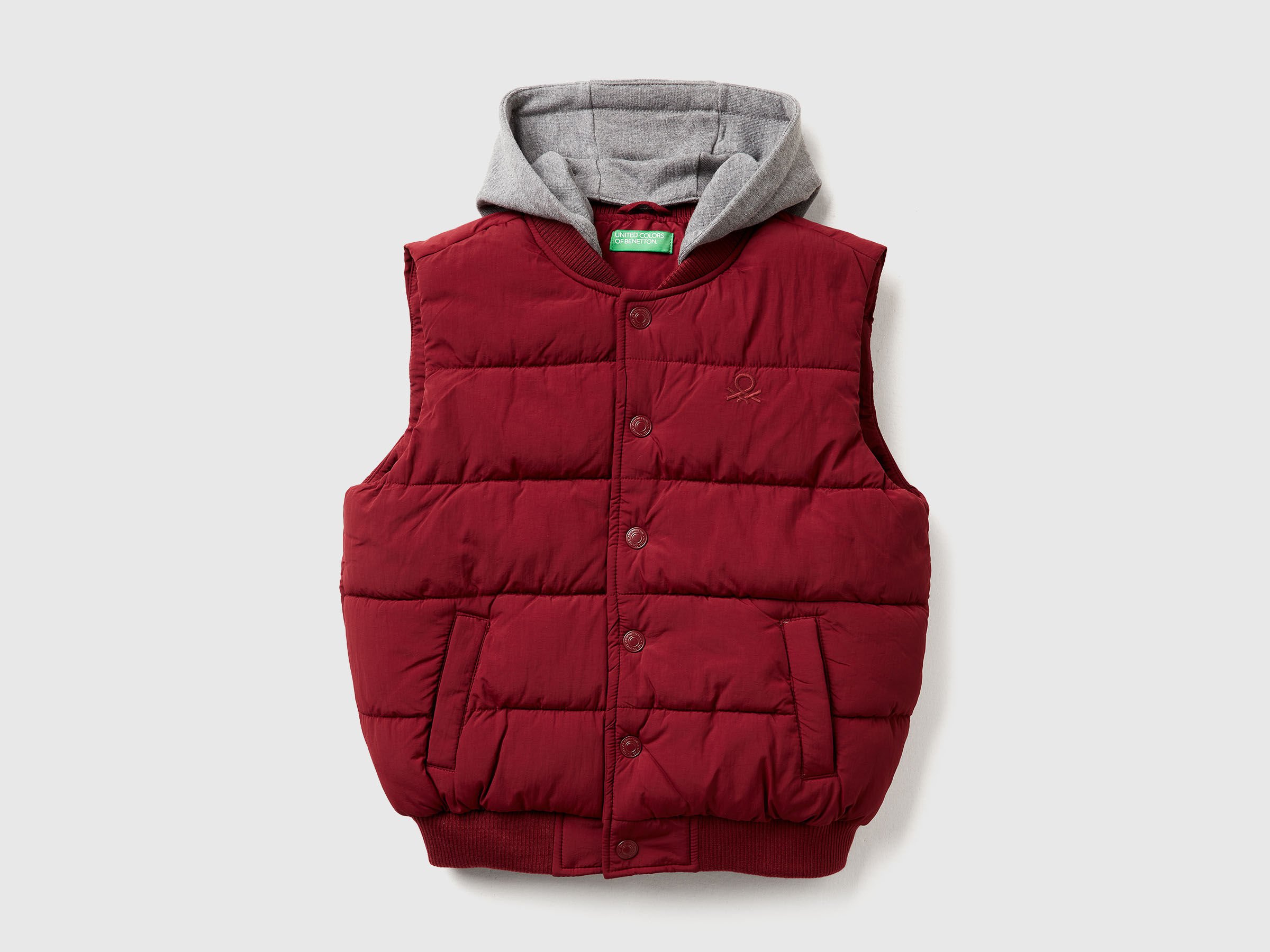 Gilet rembourré avec capuche amovible Gilet rembourré avec capuche amovible