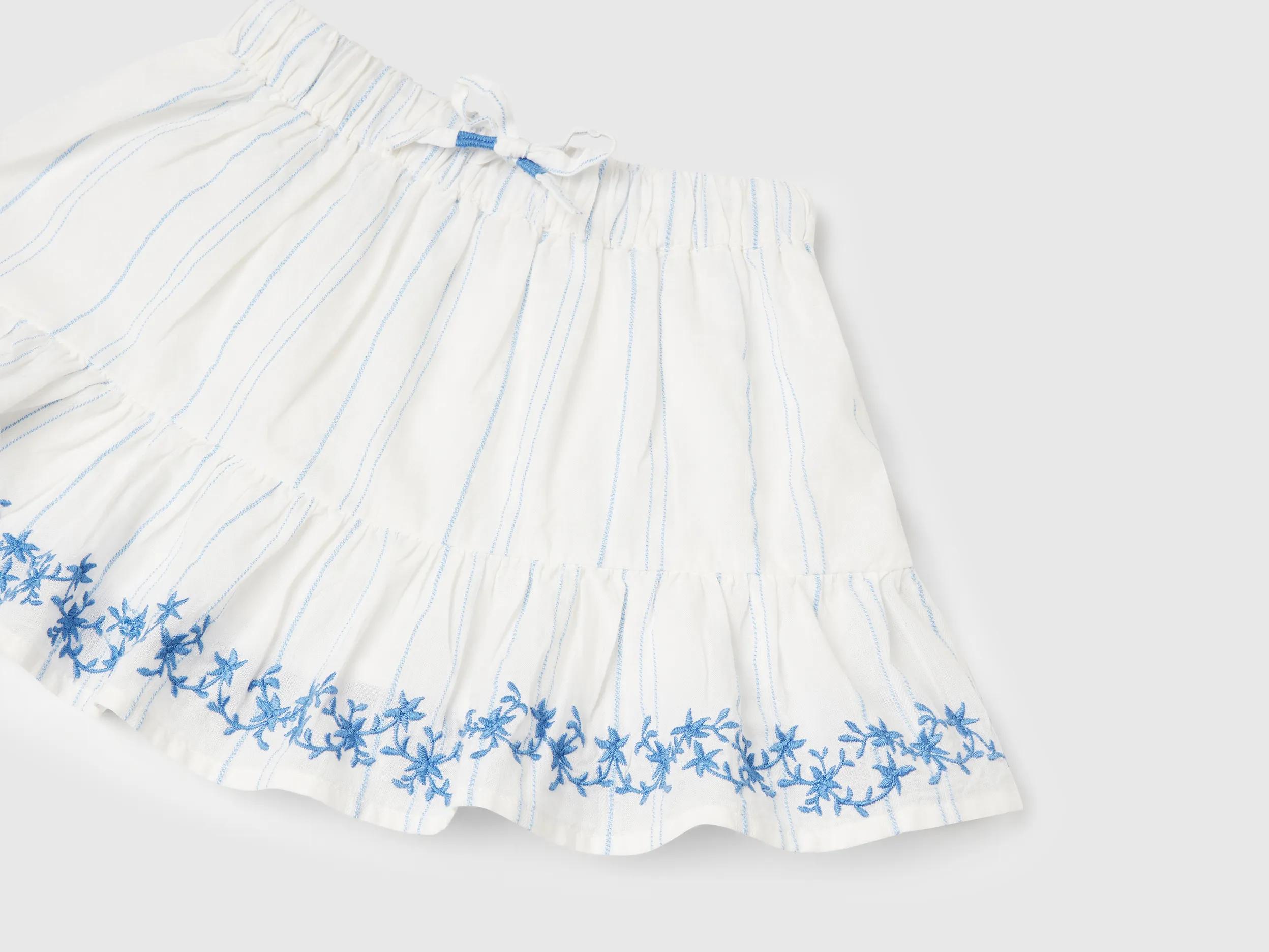 Jupe rayée avec broderie florale Jupe rayée avec broderie florale