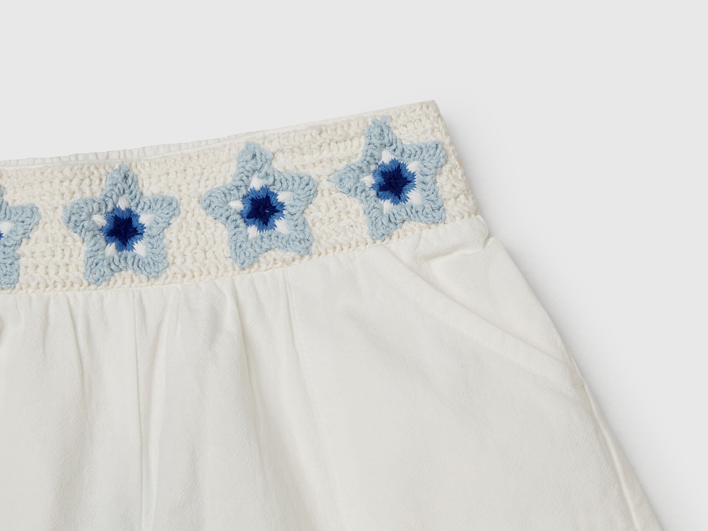 Pantalon court à fleurs en macramé – Image 3