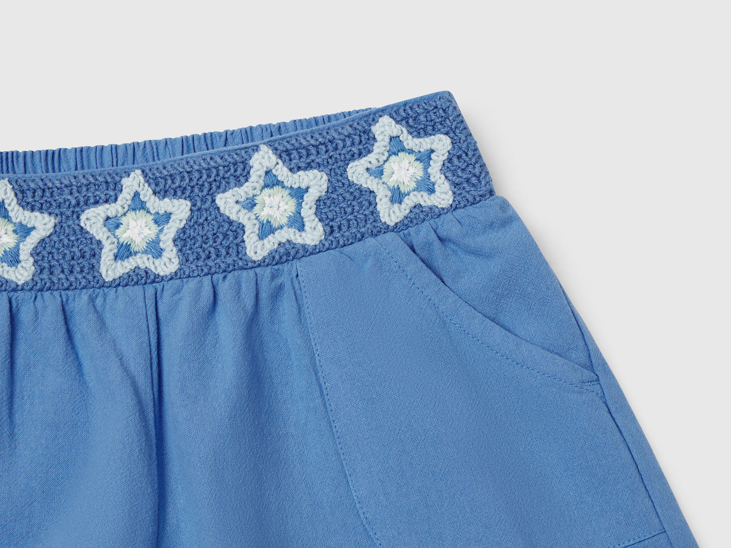 Pantalon court à fleurs en macramé – Image 3