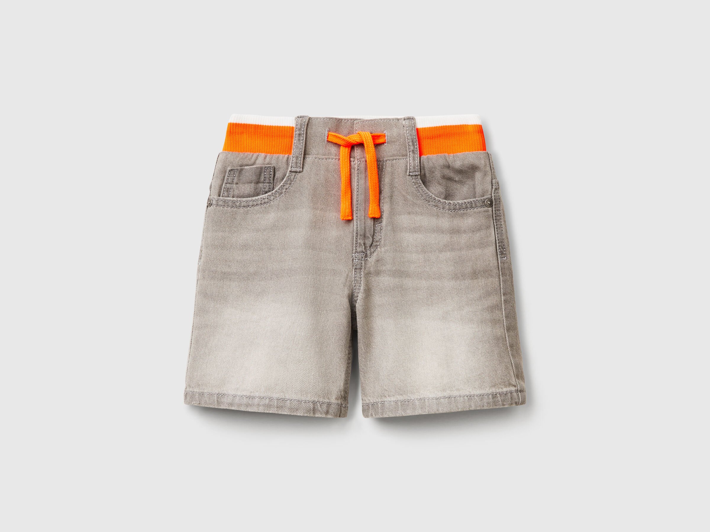Pantalon court droit en jean Pantalon court droit en jean