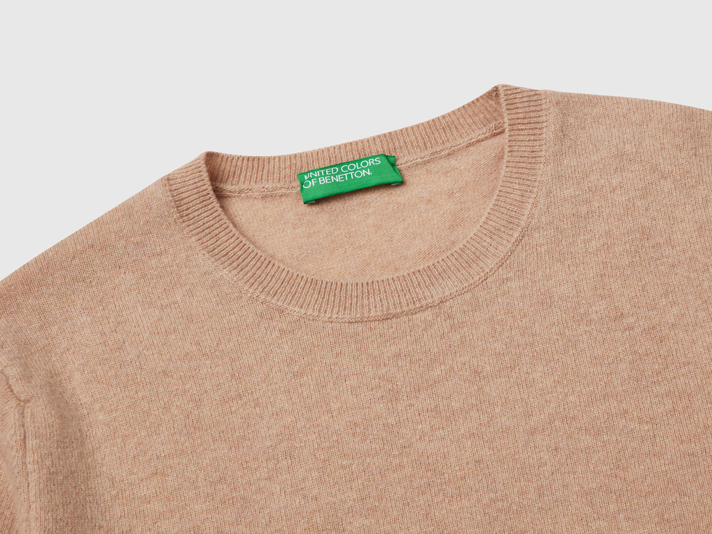 Pull beige à col rond en laine mérinos – Image 6