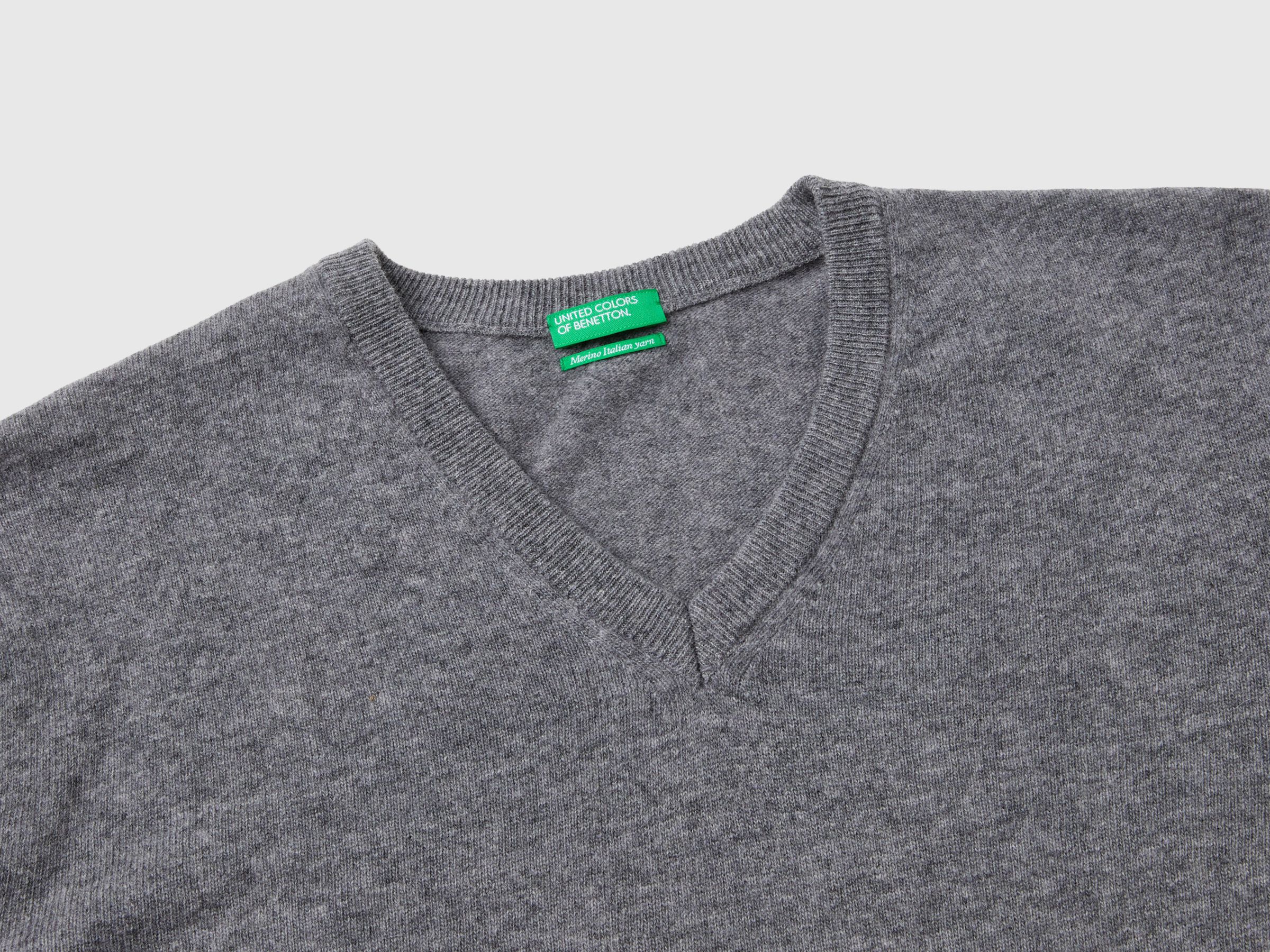 Pull gris foncé à col en V en pure laine mérinos – Image 6