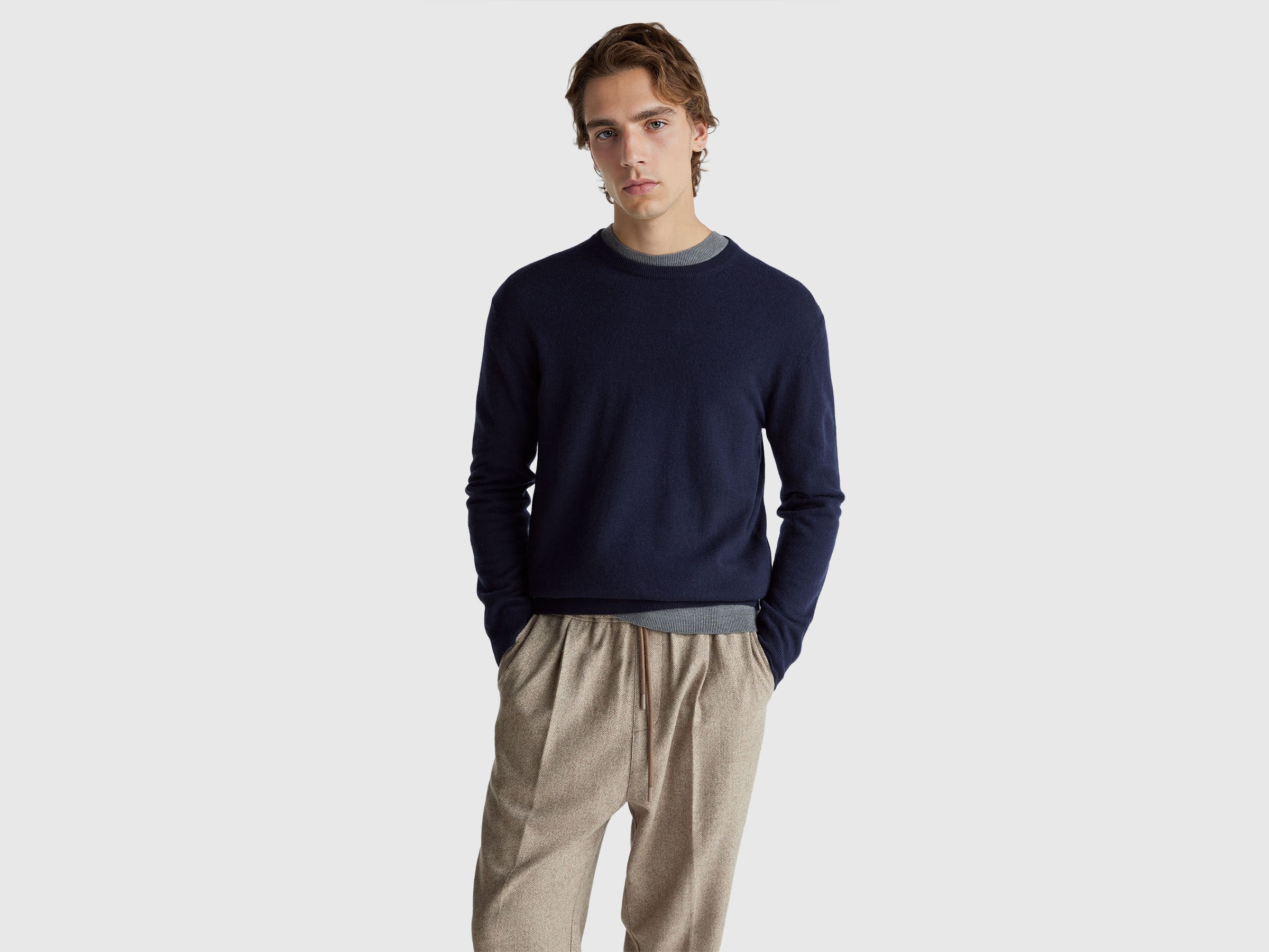 Pull bleu foncé col rond en pure laine Mérinos Pull bleu foncé col rond en pure laine Mérinos