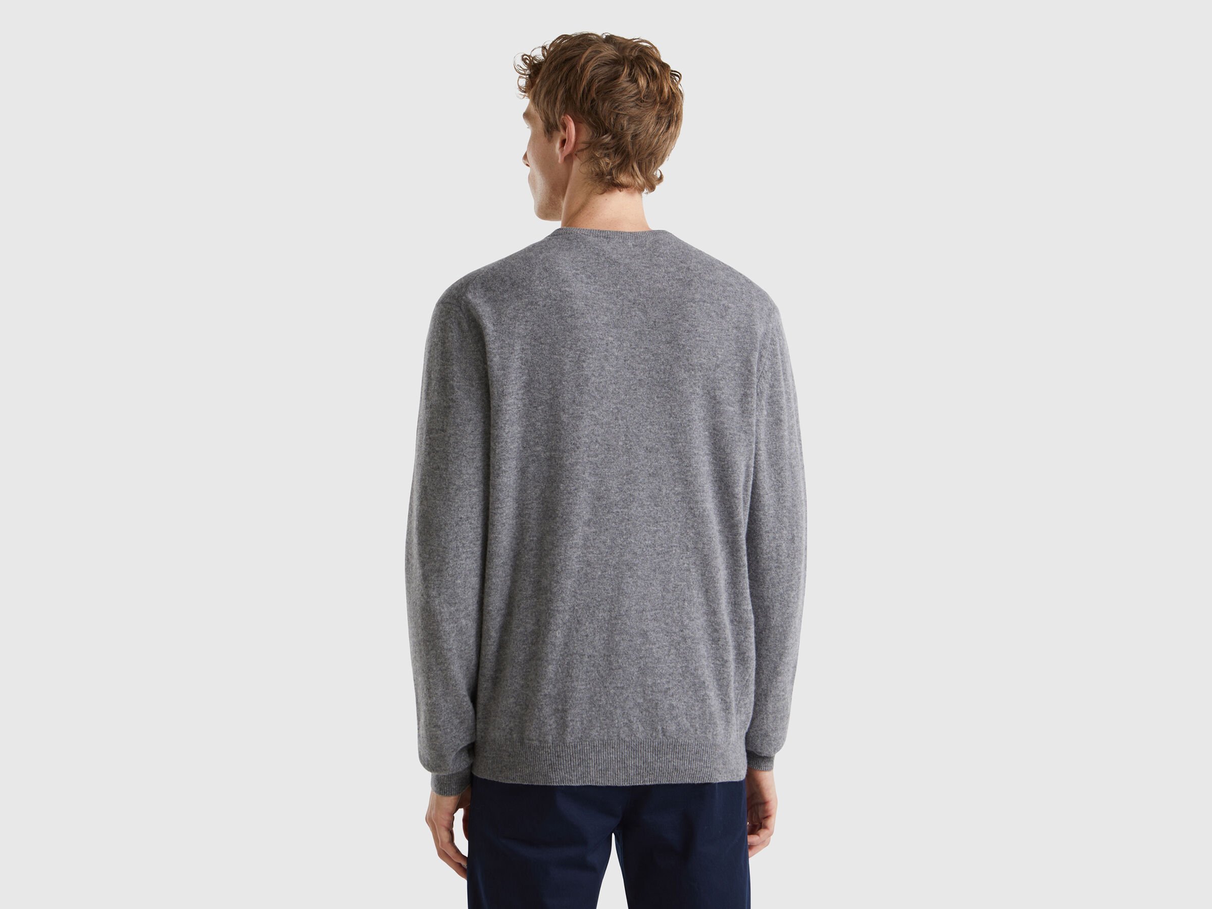 Pull gris foncé à col en V en pure laine mérinos – Image 2