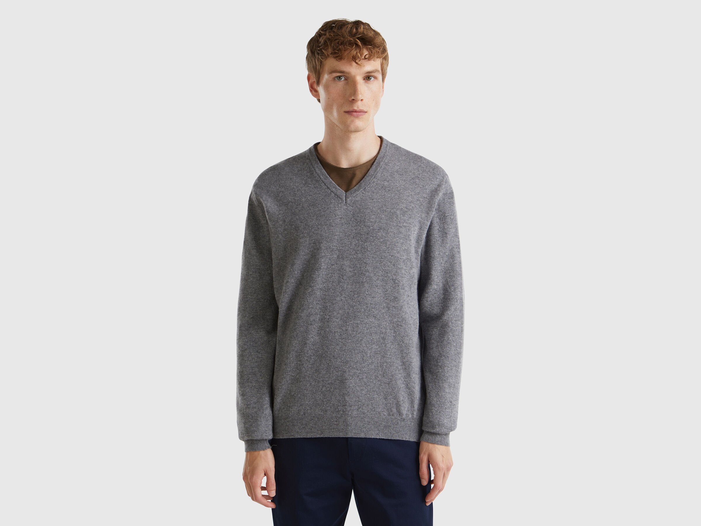 Pull gris foncé à col en V en pure laine mérinos Pull gris foncé à col en V en pure laine mérinos