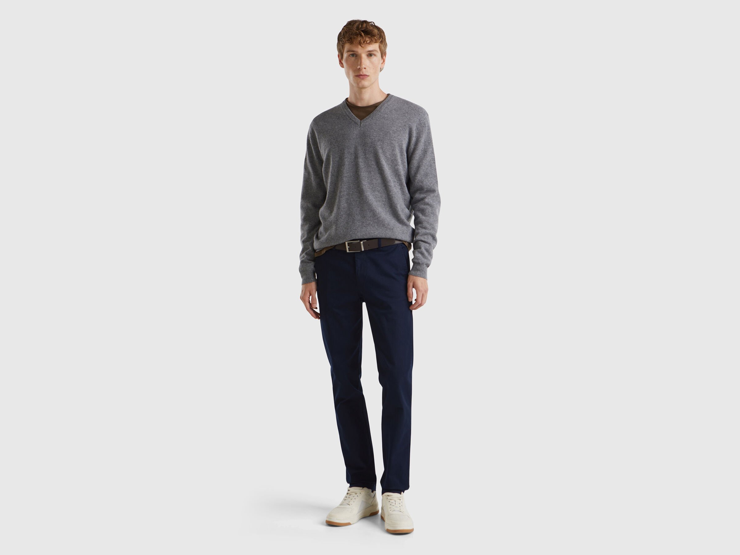 Pull gris foncé à col en V en pure laine mérinos – Image 3