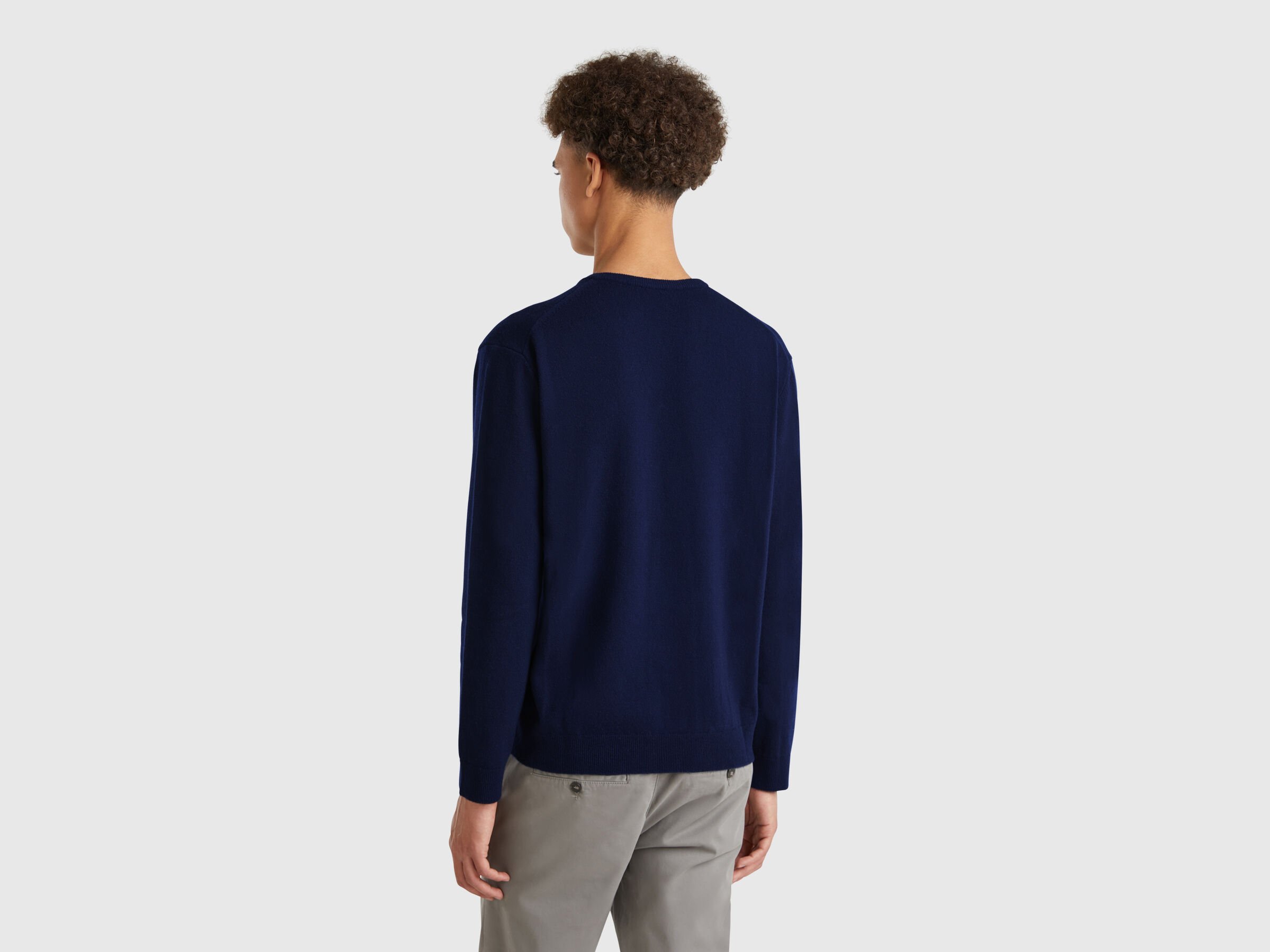 Pull bleu foncé col en V en pure laine Mérinos – Image 2