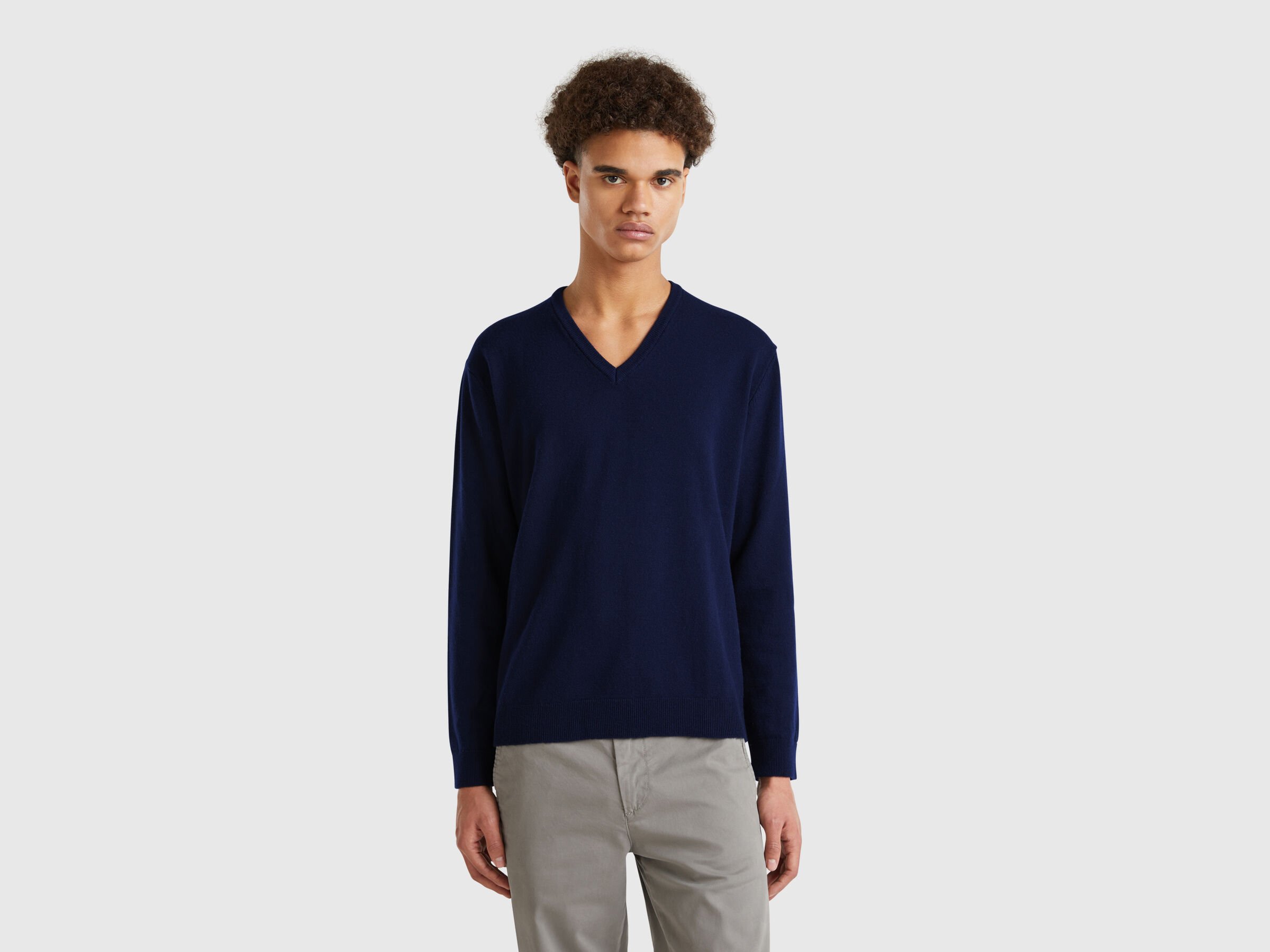 Pull bleu foncé col en V en pure laine Mérinos Pull bleu foncé col en V en pure laine Mérinos