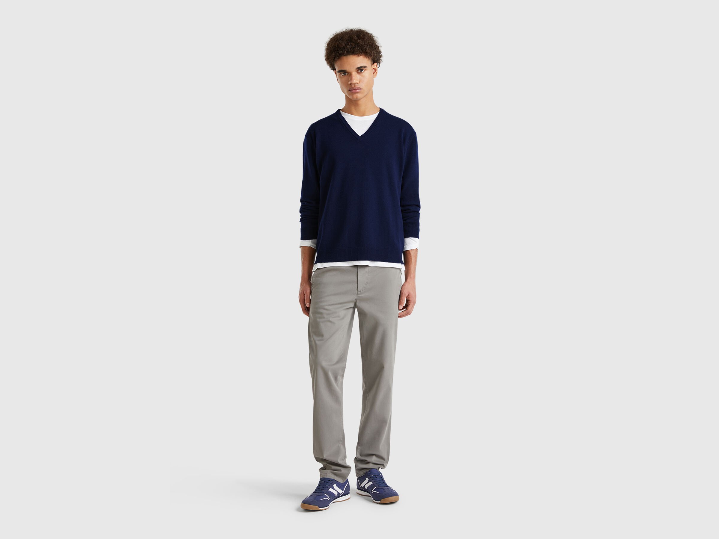 Pull bleu foncé col en V en pure laine Mérinos – Image 3