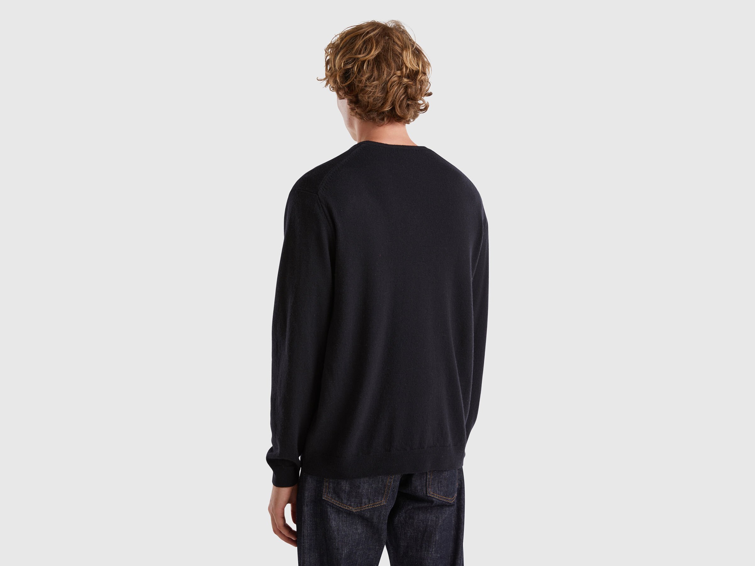 Pull noir à col en V en pure laine mérinos – Image 2