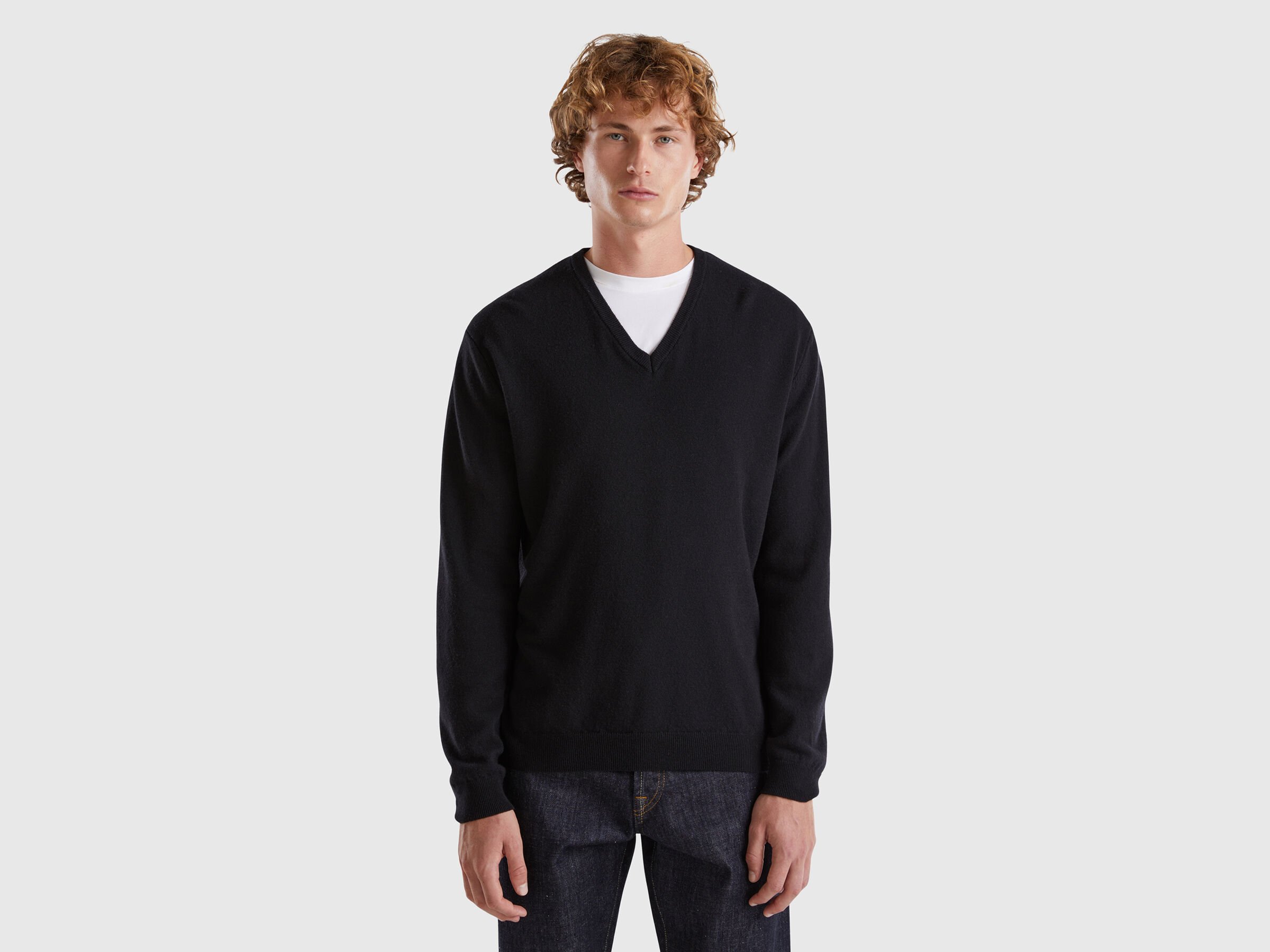 Pull noir à col en V en pure laine mérinos Pull noir à col en V en pure laine mérinos