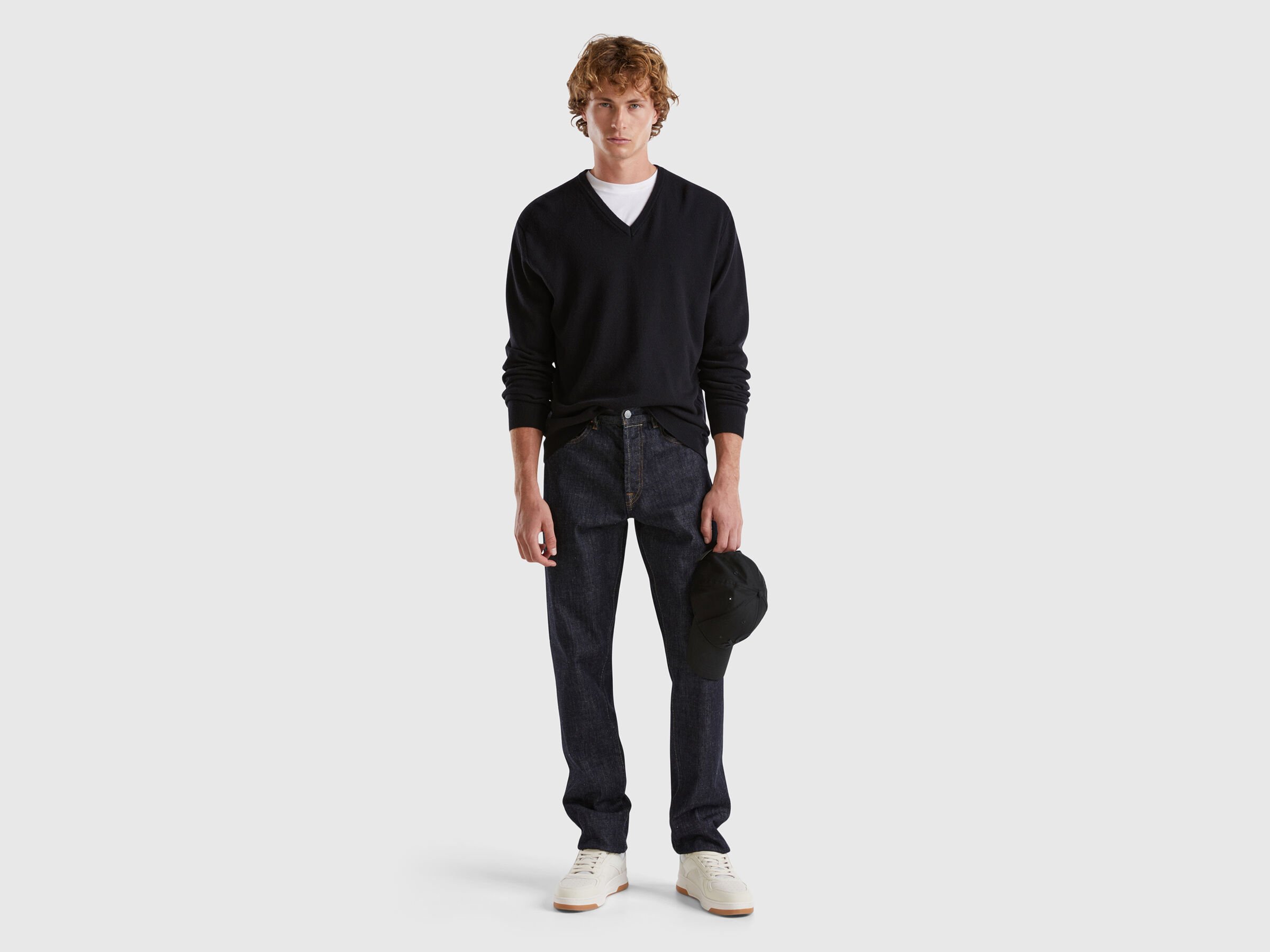 Pull noir à col en V en pure laine mérinos – Image 3