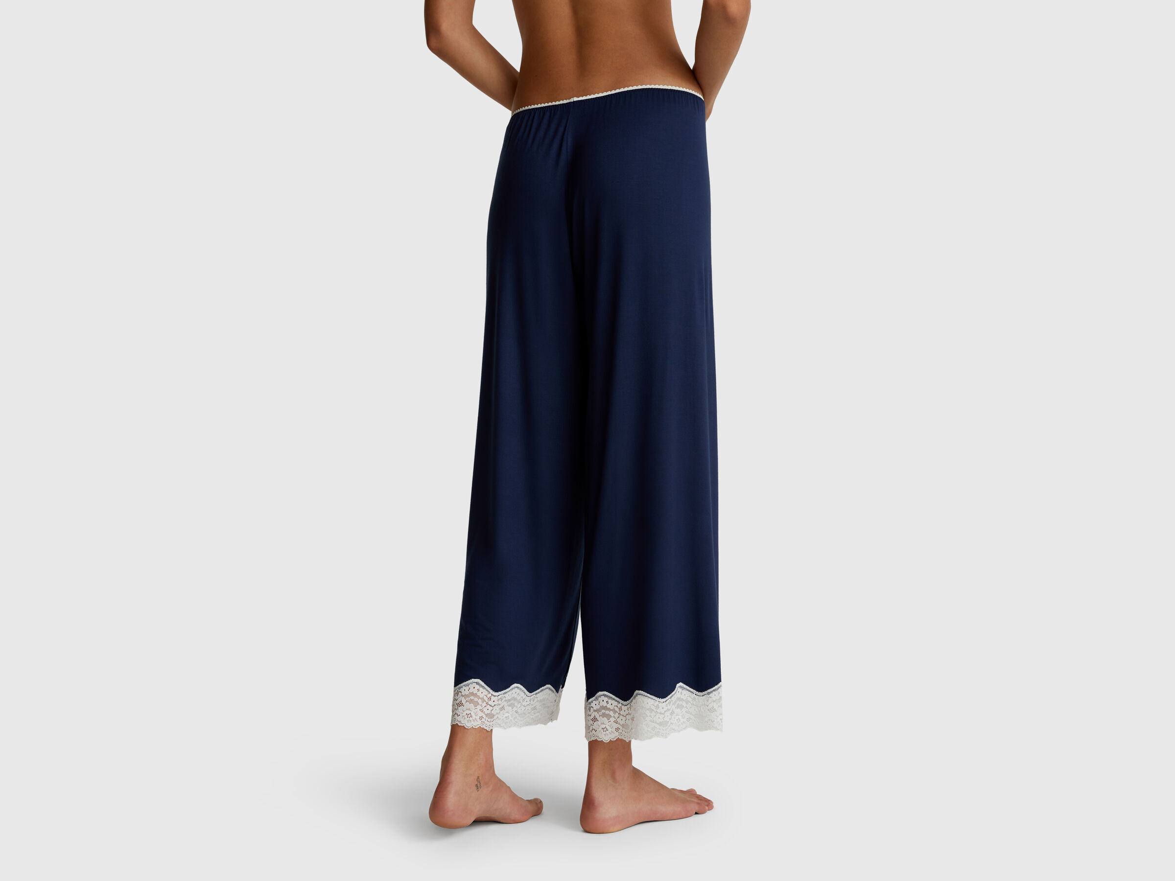 Pantalon fluide 3/4 avec dentelle – Image 2