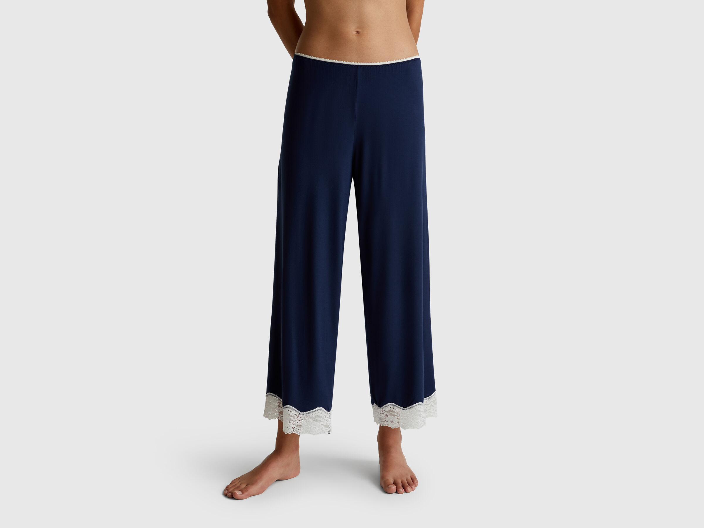 Pantalon fluide 3/4 avec dentelle Pantalon fluide 3/4 avec dentelle