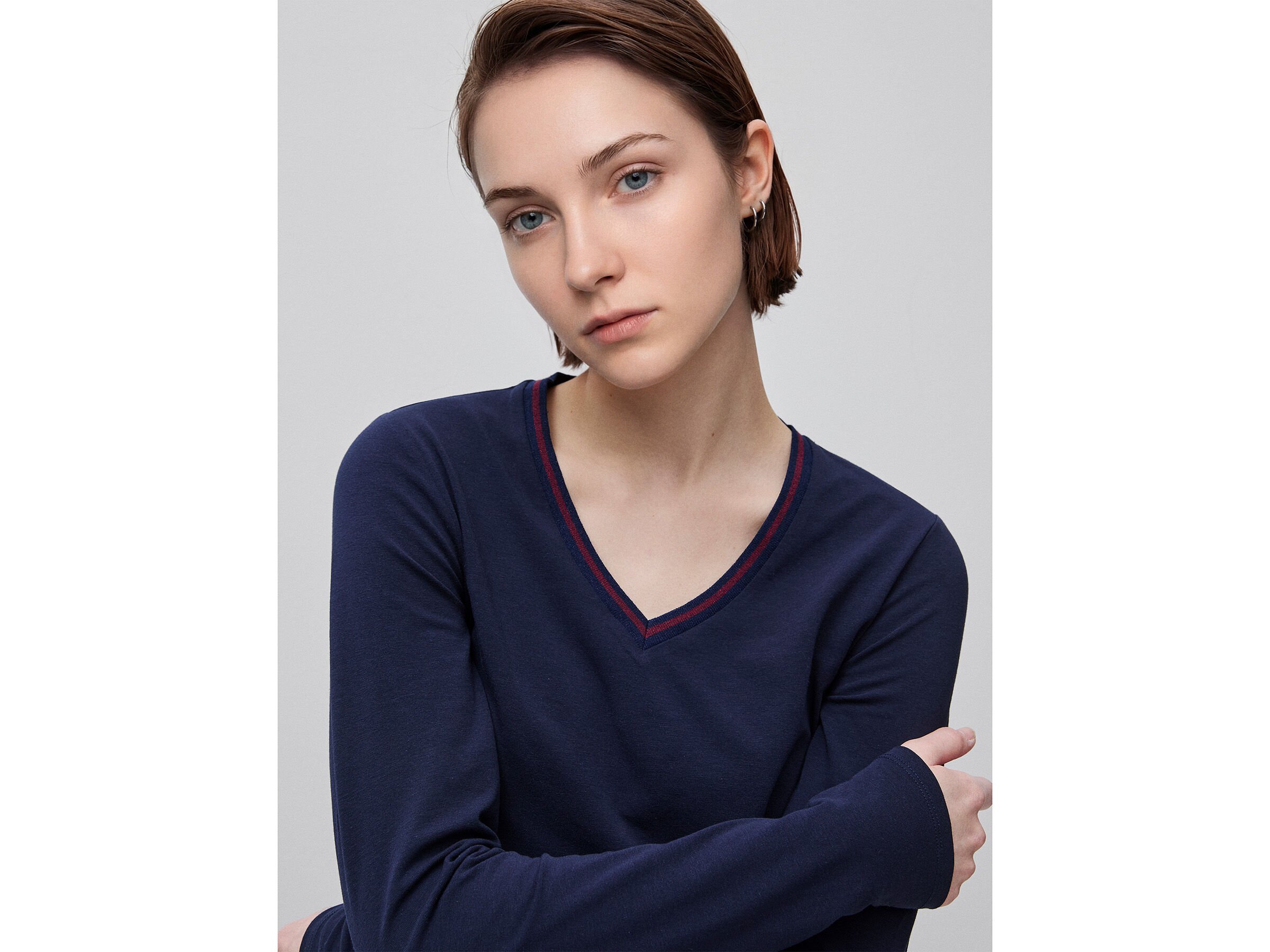 T-shirt ajusté à col en V – Image 4