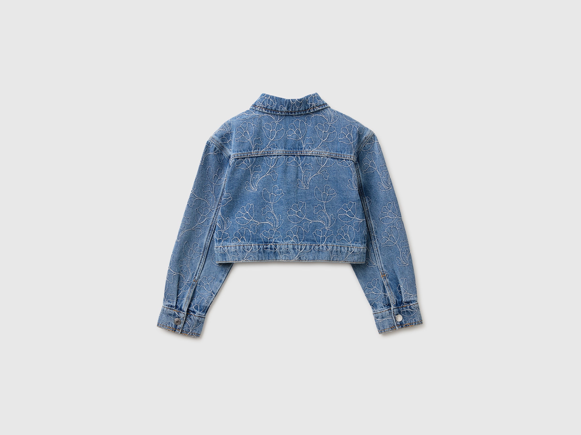 Veste courte en jean brodée – Image 2