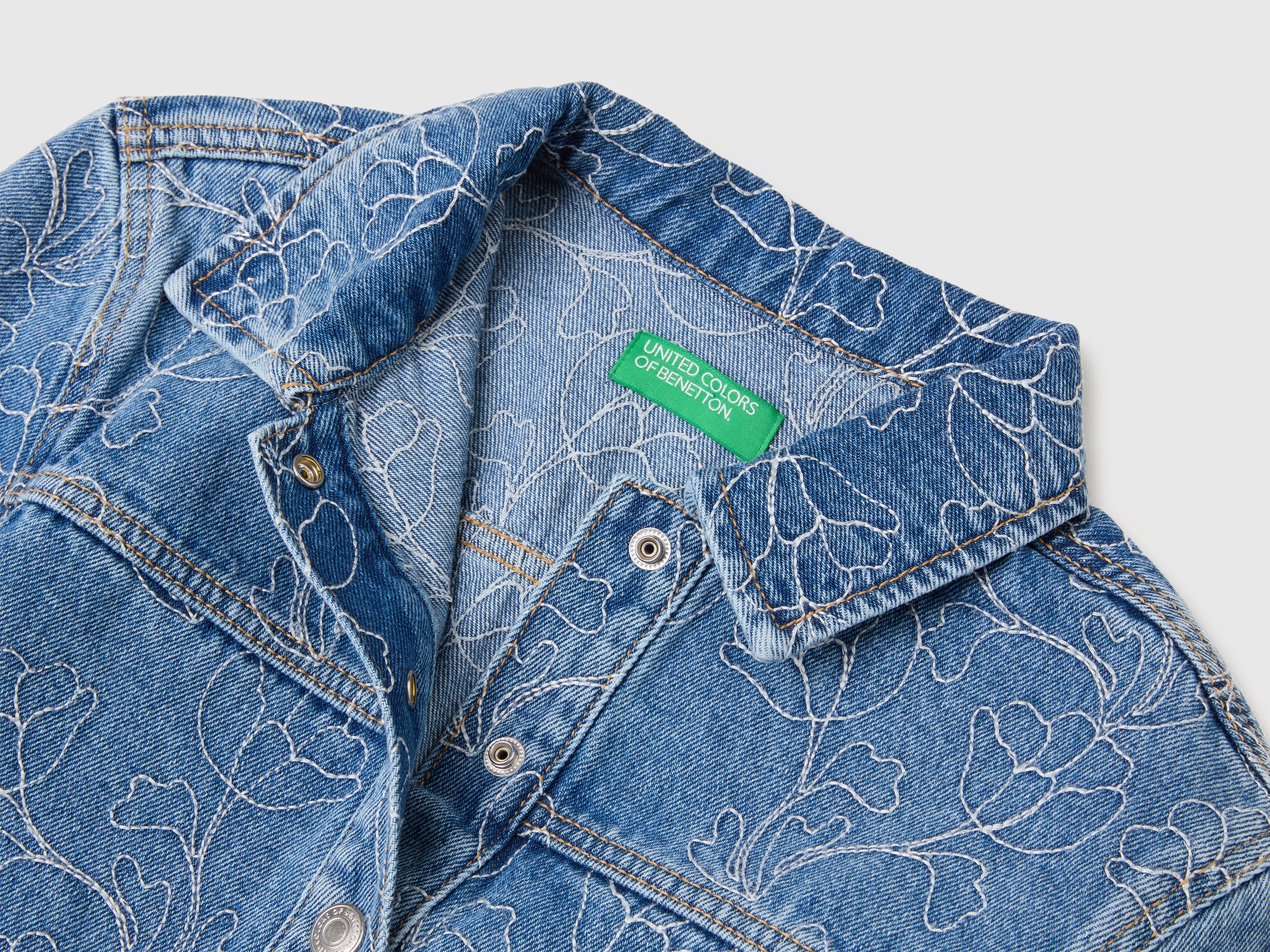 Veste courte en jean brodée – Image 3