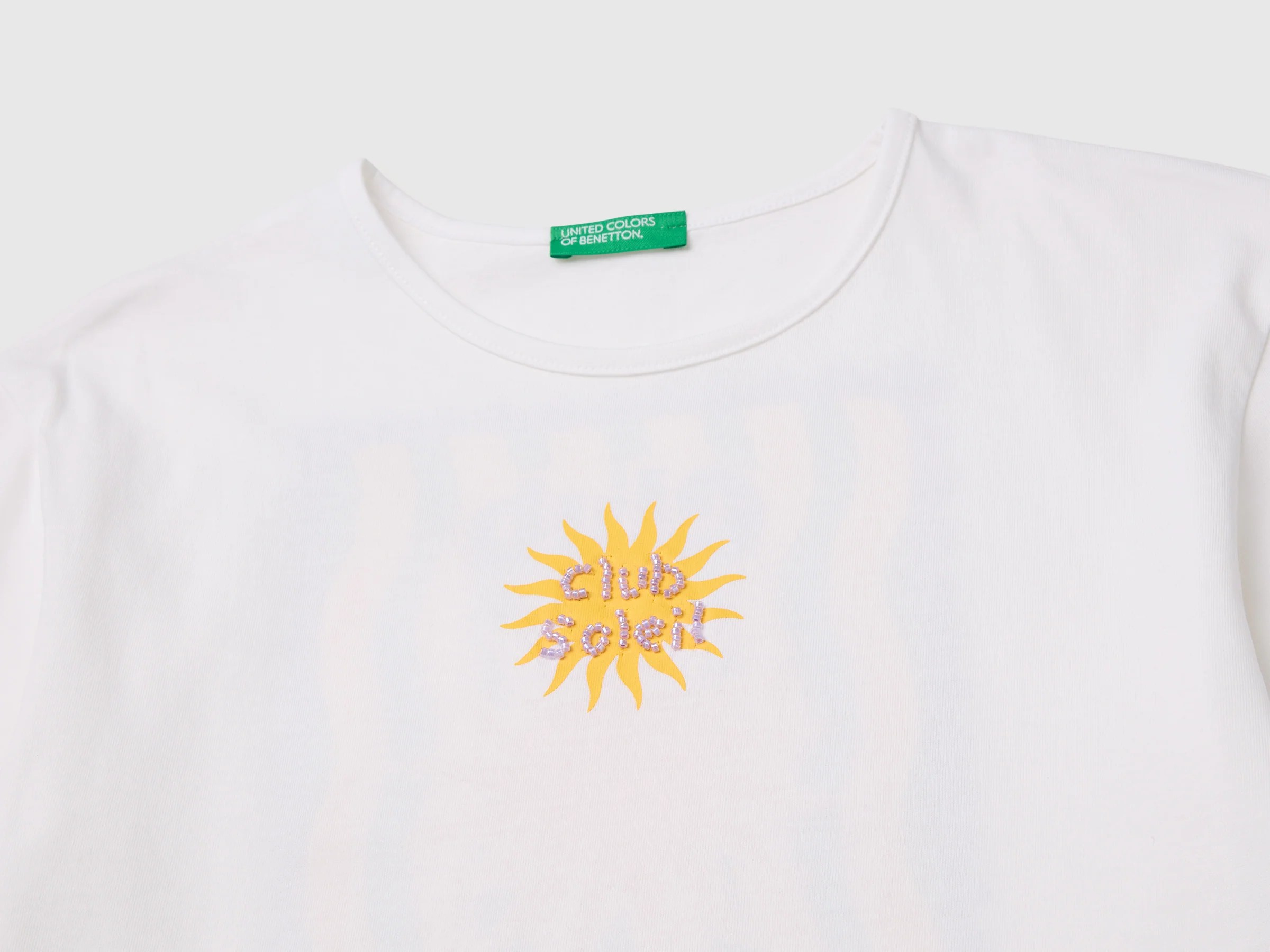 T-shirt imprimé et orné de perles T-shirt imprimé et orné de perles