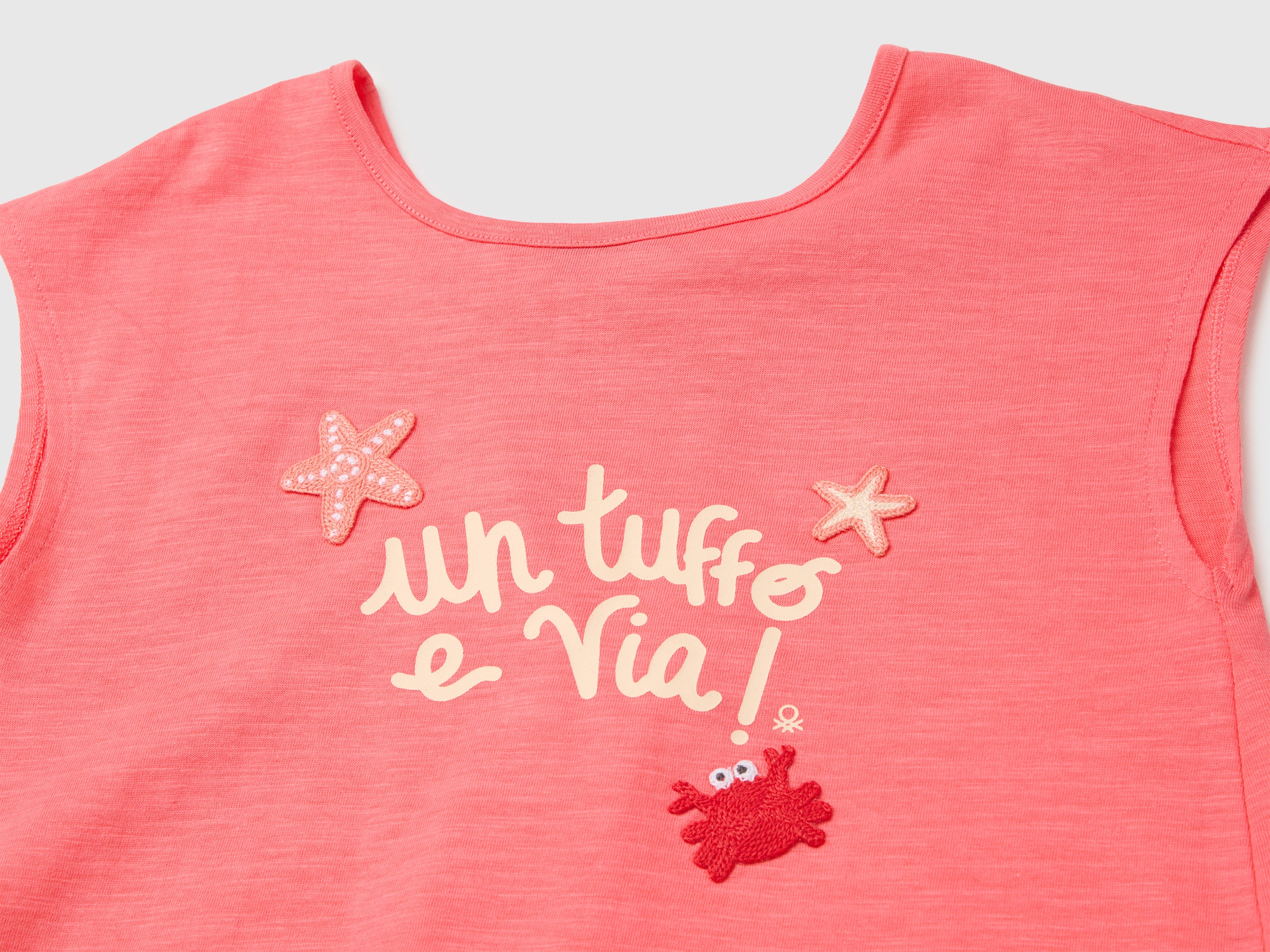 T-shirt avec impression et applications T-shirt avec impression et applications