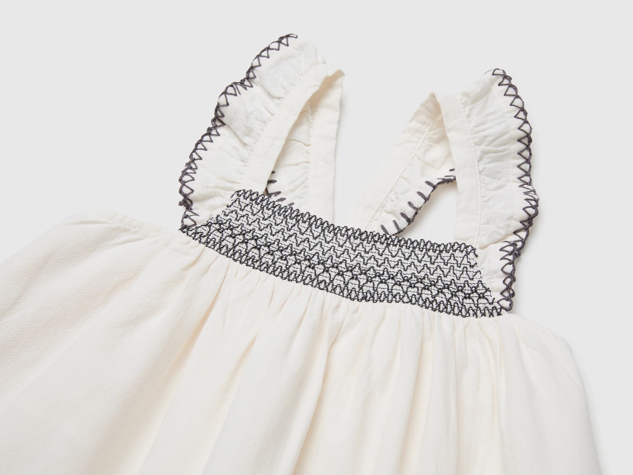 Robe en crêpe brodée Robe en crêpe brodée