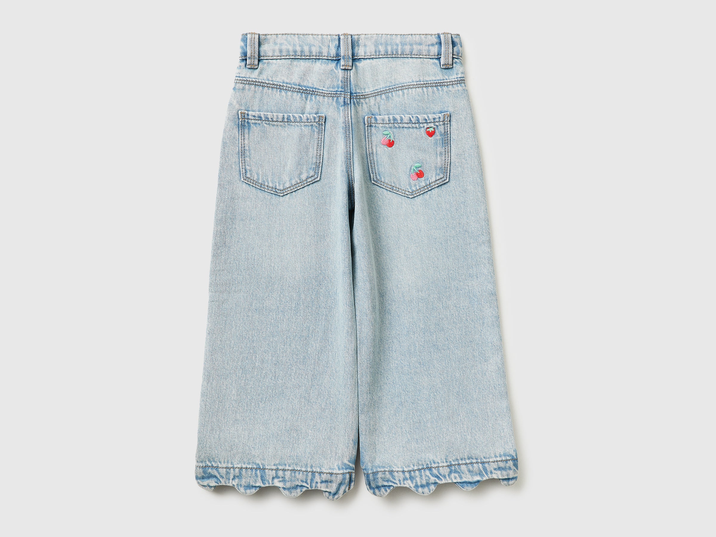 Jean à broderie de cerises – Image 2