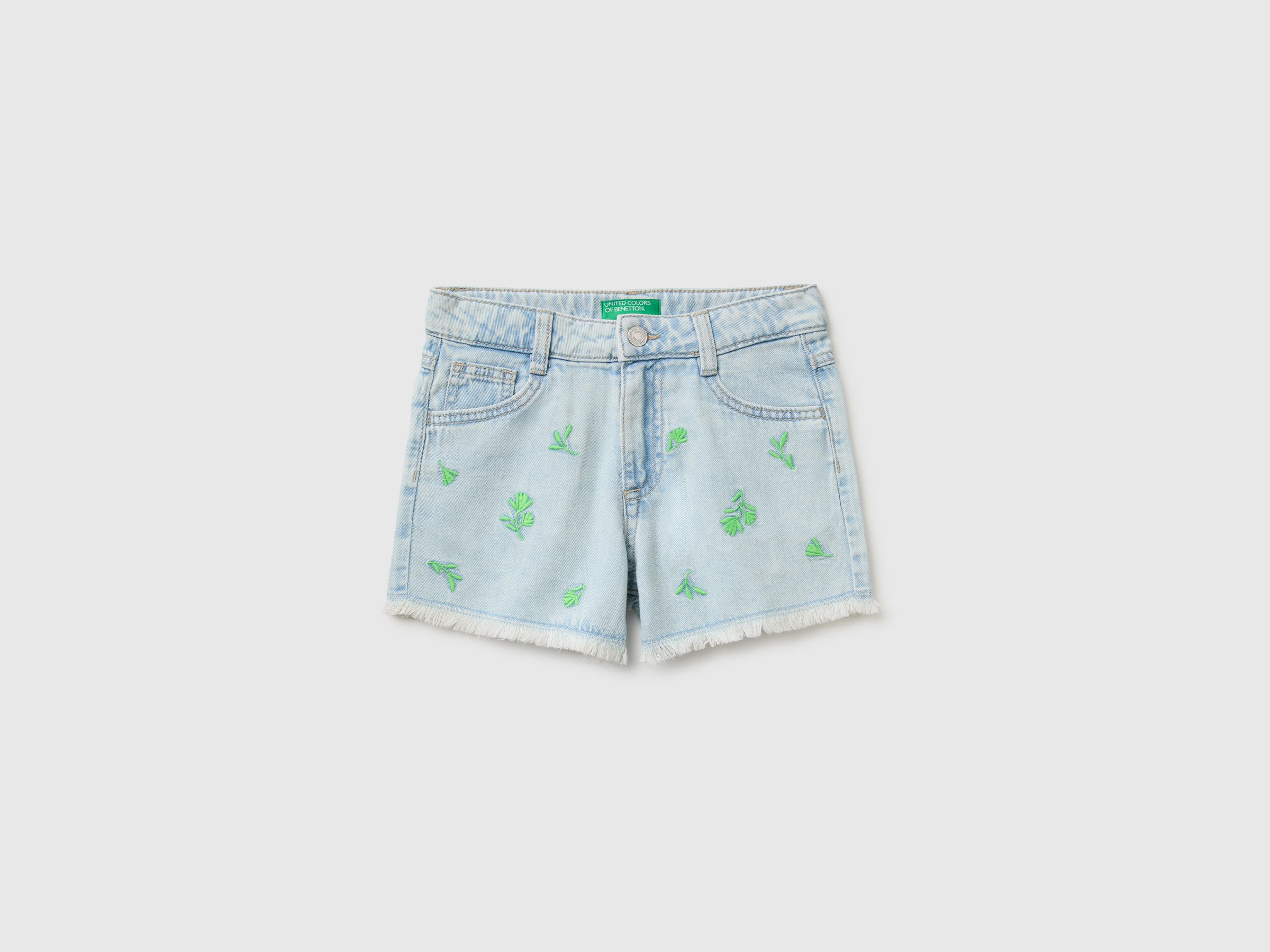 Short en jean à petites fleurs Short en jean à petites fleurs