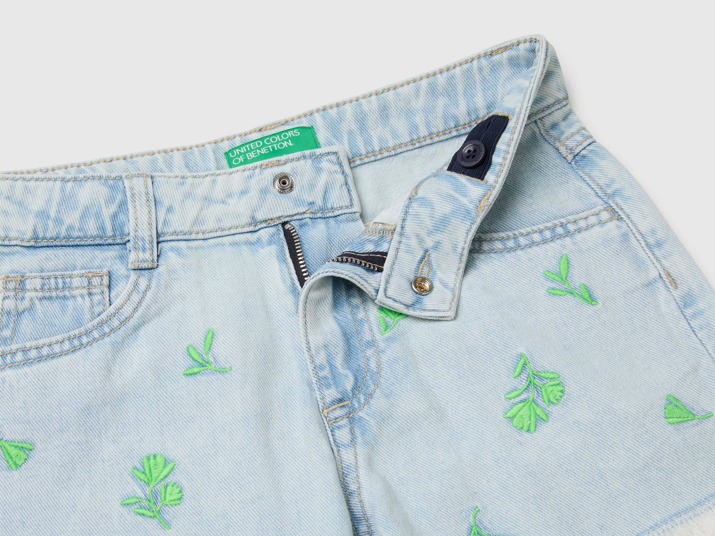 Short en jean à petites fleurs – Image 3