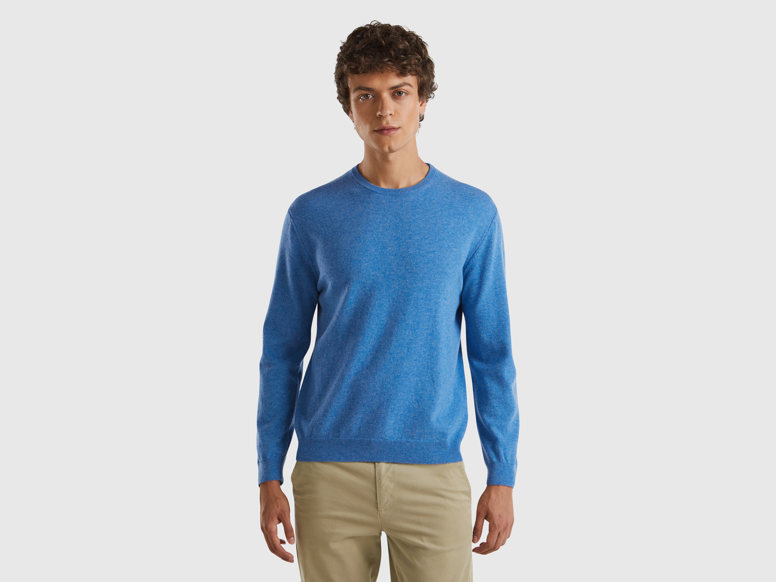 Pull col rond en pure laine vierge. Pull col rond en pure laine vierge.